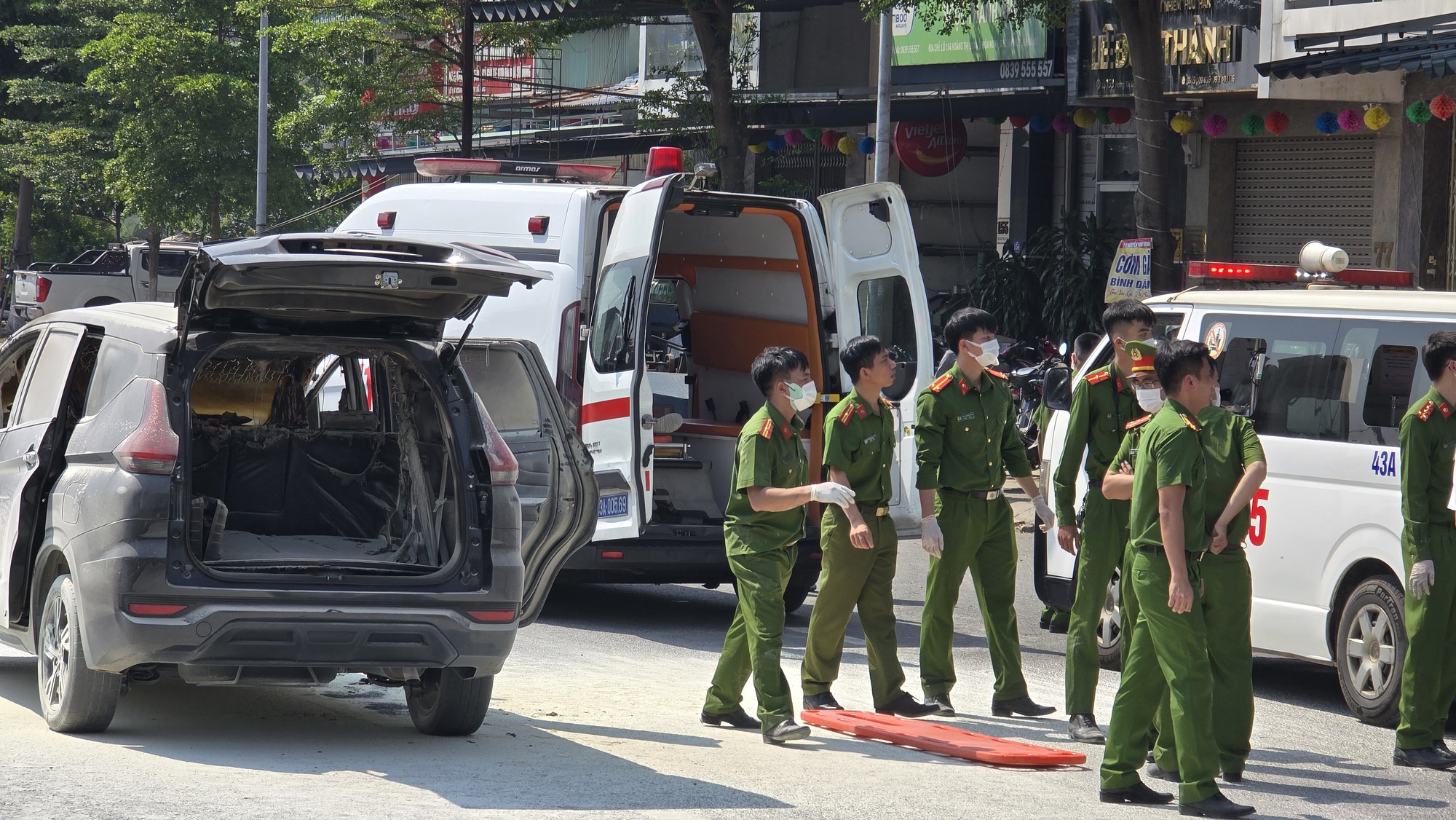 Hai người tử vong bên ô tô bị đốt cháy: Hé lộ kết quả điều tra ban đầu- Ảnh 1. Hai người tử vong bên ô tô bị đốt cháy: Hé lộ kết quả điều tra ban đầu- Ảnh 1.