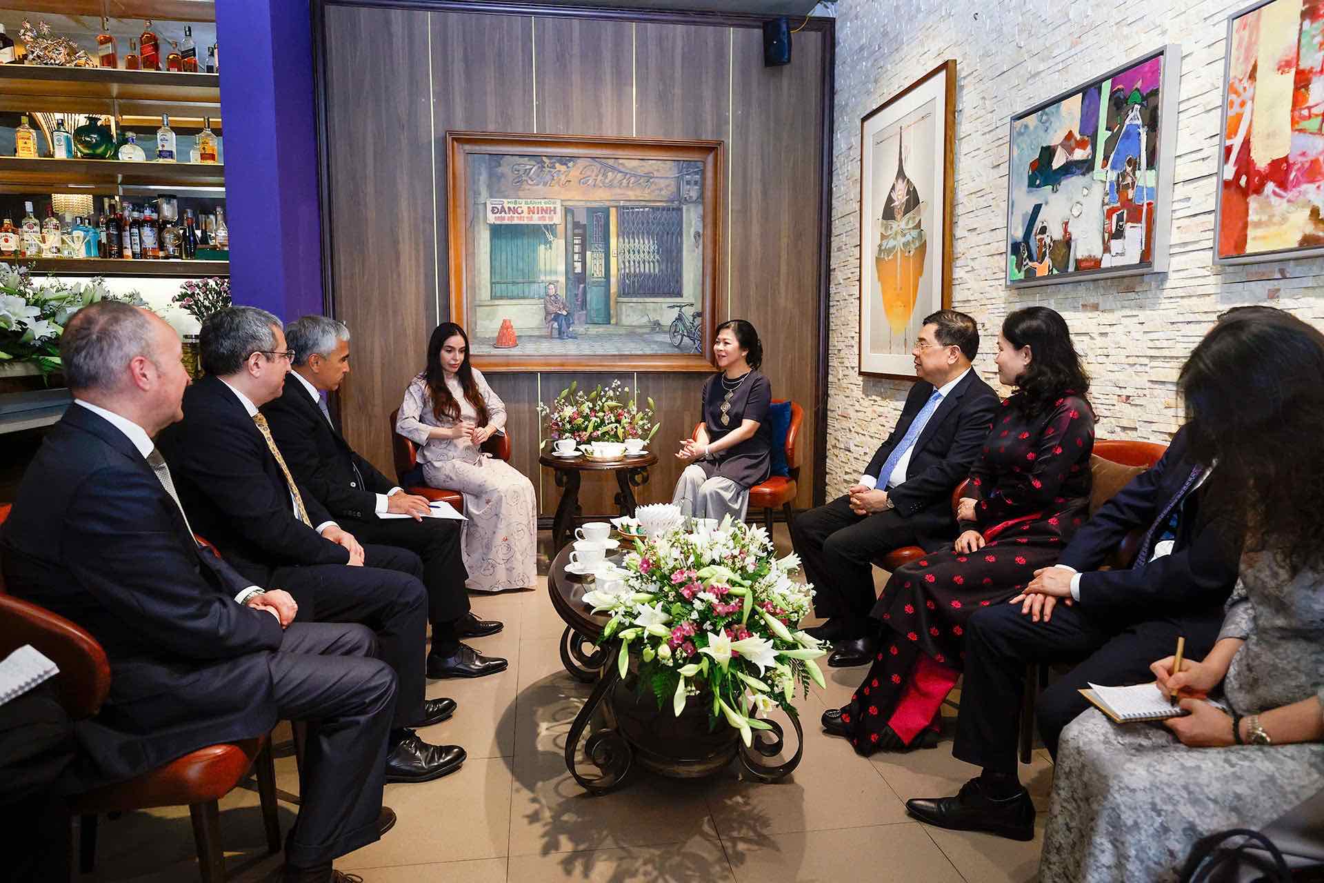 Phu nhân Tổng Bí thư tiếp Phó Chủ tịch Quỹ Heydar Aliyev tại Bảo tàng Mỹ thuật- Ảnh 5. Phu nhân Tổng Bí thư tiếp Phó Chủ tịch Quỹ Heydar Aliyev tại Bảo tàng Mỹ thuật- Ảnh 5.
