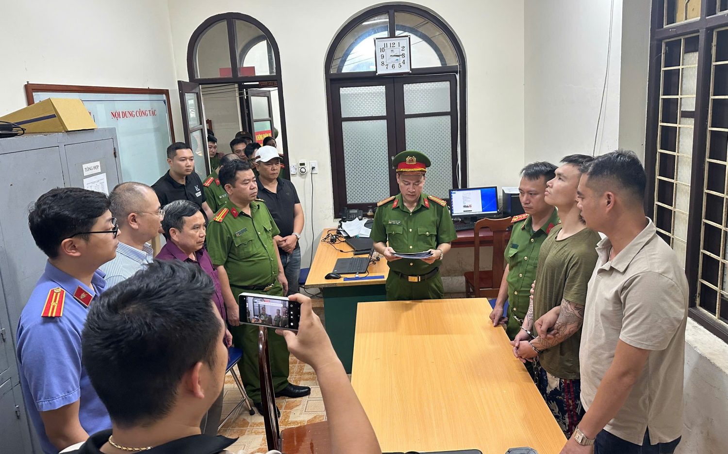 Hành động lạ của nam thanh niên trên lan can tầng 4 nhà nghỉ - Ảnh 2.