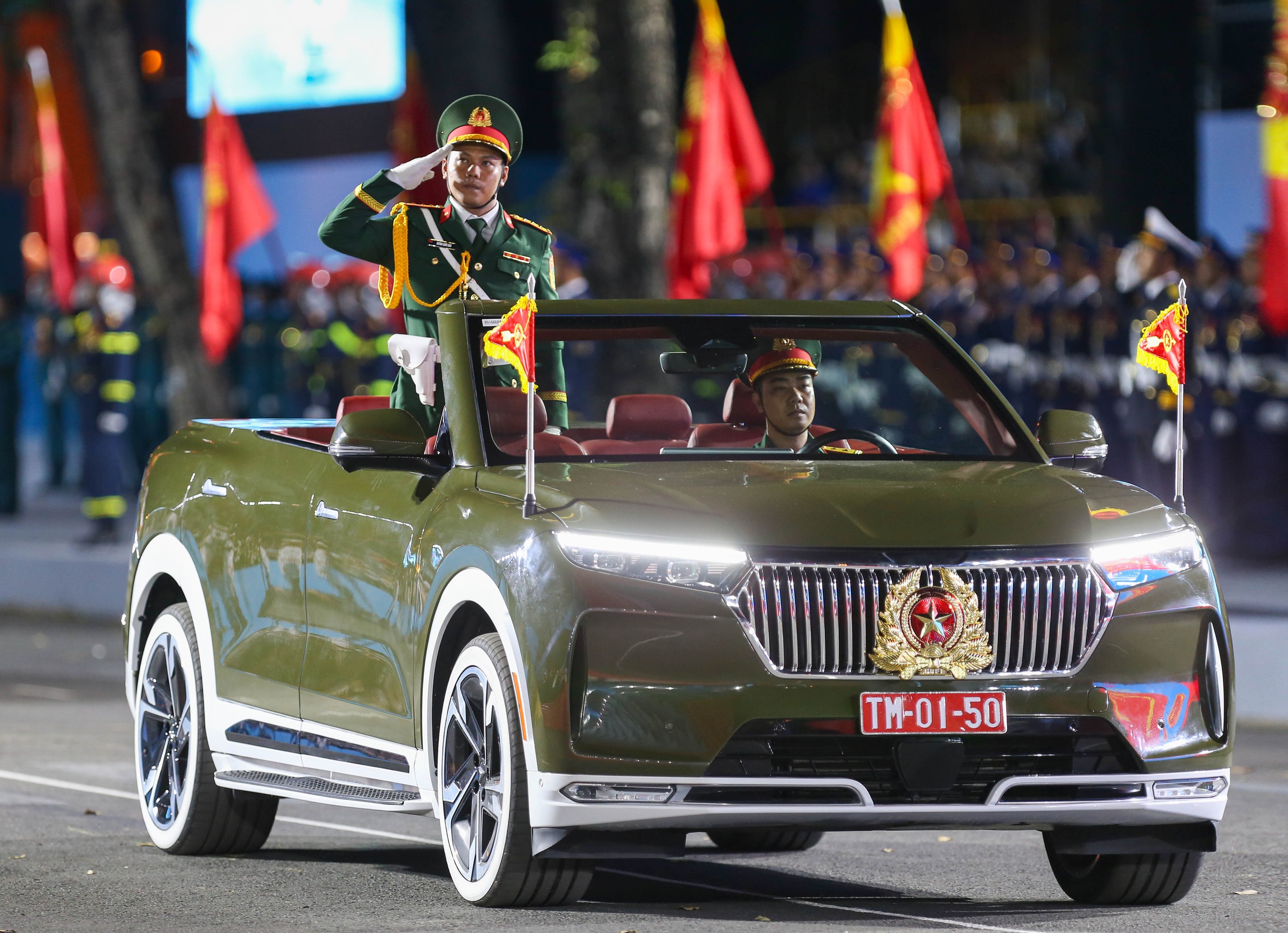 Cờ hoa rực rỡ, ấm tình quân dân trong ngày tổng hợp luyện diễu binh, diễu hành lần 2- Ảnh 5. Cờ hoa rực rỡ, ấm tình quân dân trong ngày tổng hợp luyện diễu binh, diễu hành lần 2- Ảnh 5.