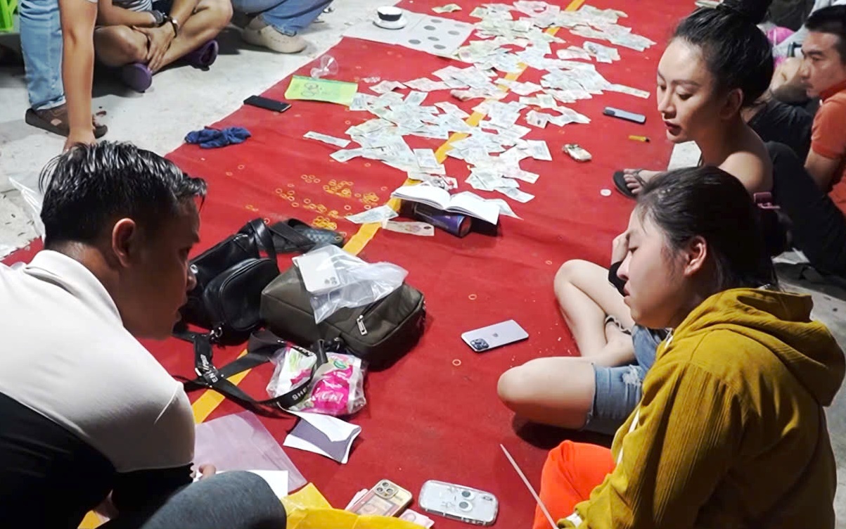 Bắt giữ người phụ nữ lắp camera gi&aacute;m s&aacute;t b&aacute;n ma t&uacute;y tại Đắk Lắk - Ảnh 2.