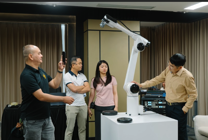 Cánh tay robot 6 bậc tự do "made in Vietnam" xuất xưởng với giá 55 triệu đồng- Ảnh 3. Cánh tay robot 6 bậc tự do "made in Vietnam" xuất xưởng với giá 55 triệu đồng- Ảnh 3.