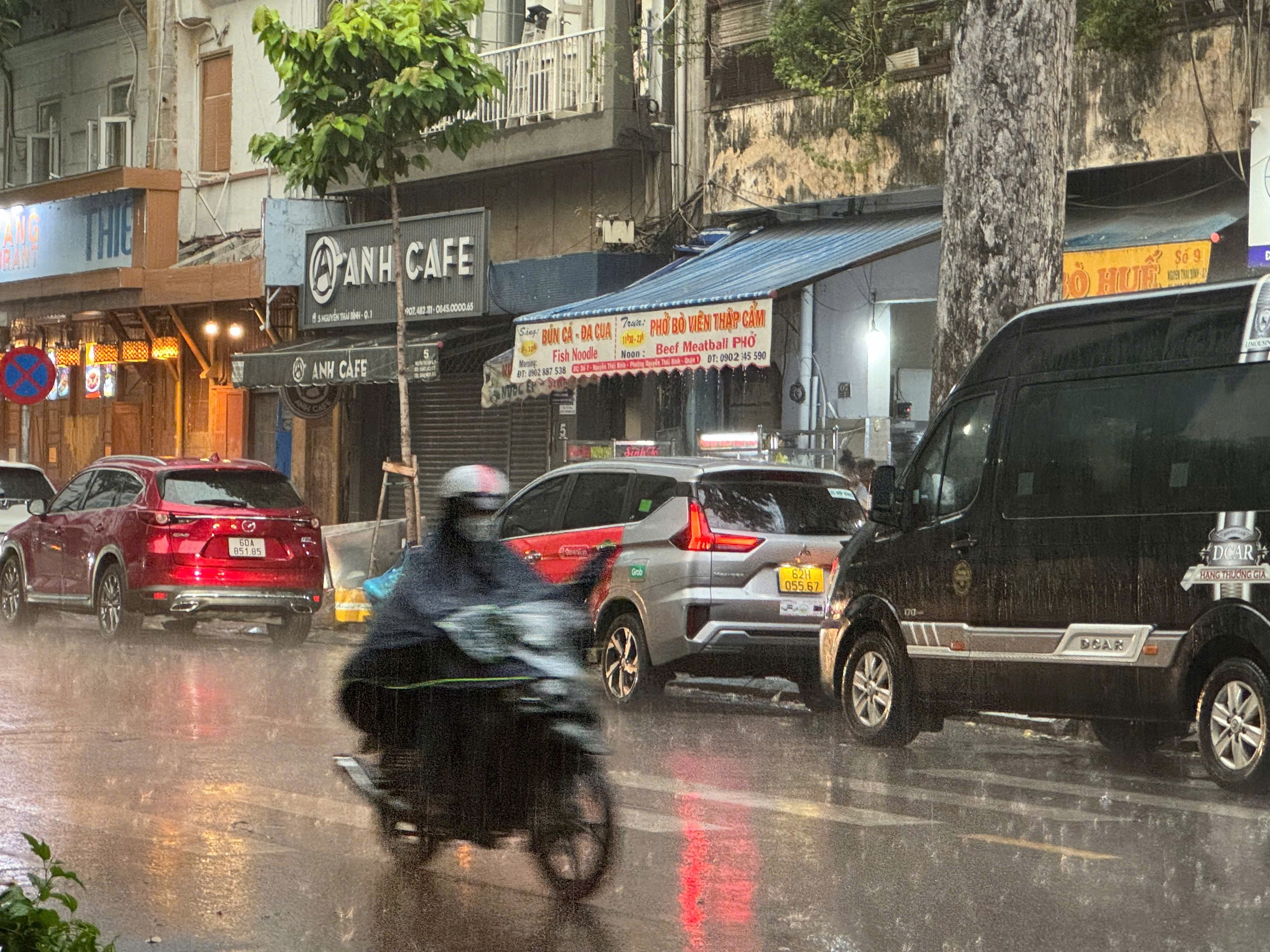 "Mưa vàng" đang trút xuống TP HCM, sấm chớp ầm ầm- Ảnh 2. "Mưa vàng" đang trút xuống TP HCM, sấm chớp ầm ầm- Ảnh 2.