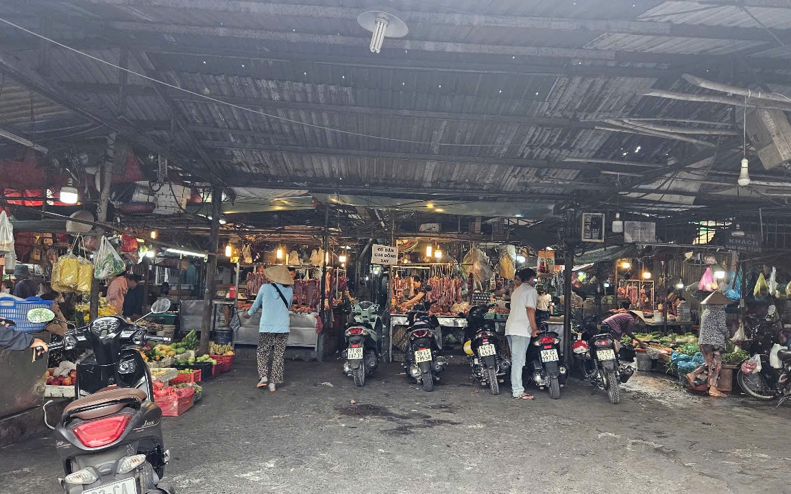 "Làm mới" chợ truyền thống - Ảnh 2.