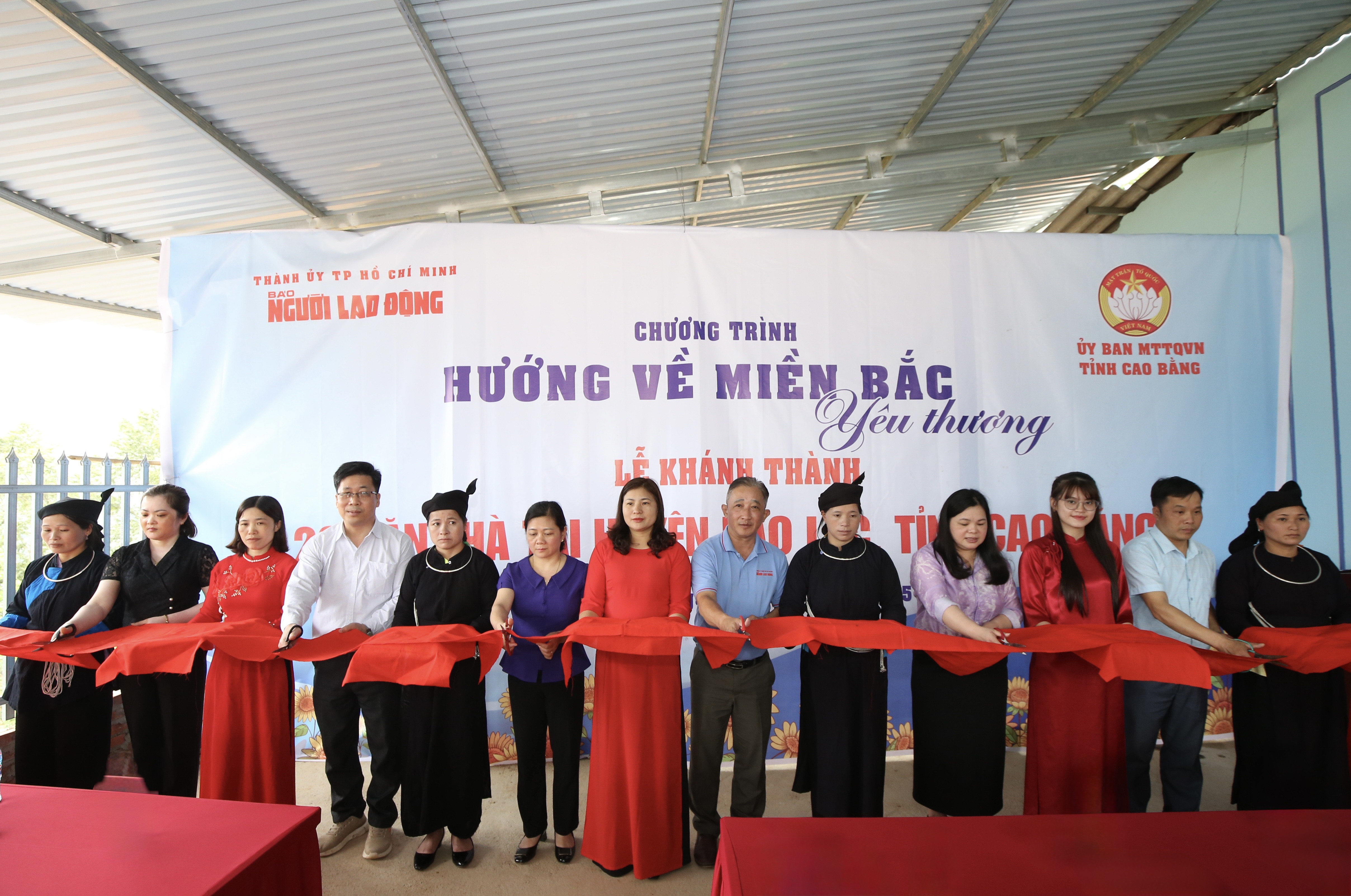 Khánh thành 20 căn nhà bạn đọc Báo Người Lao Động hỗ trợ người dân Cao Bằng bị ảnh hưởng bão Yagi- Ảnh 1. Khánh thành 20 căn nhà bạn đọc Báo Người Lao Động hỗ trợ người dân Cao Bằng bị ảnh hưởng bão Yagi- Ảnh 1.