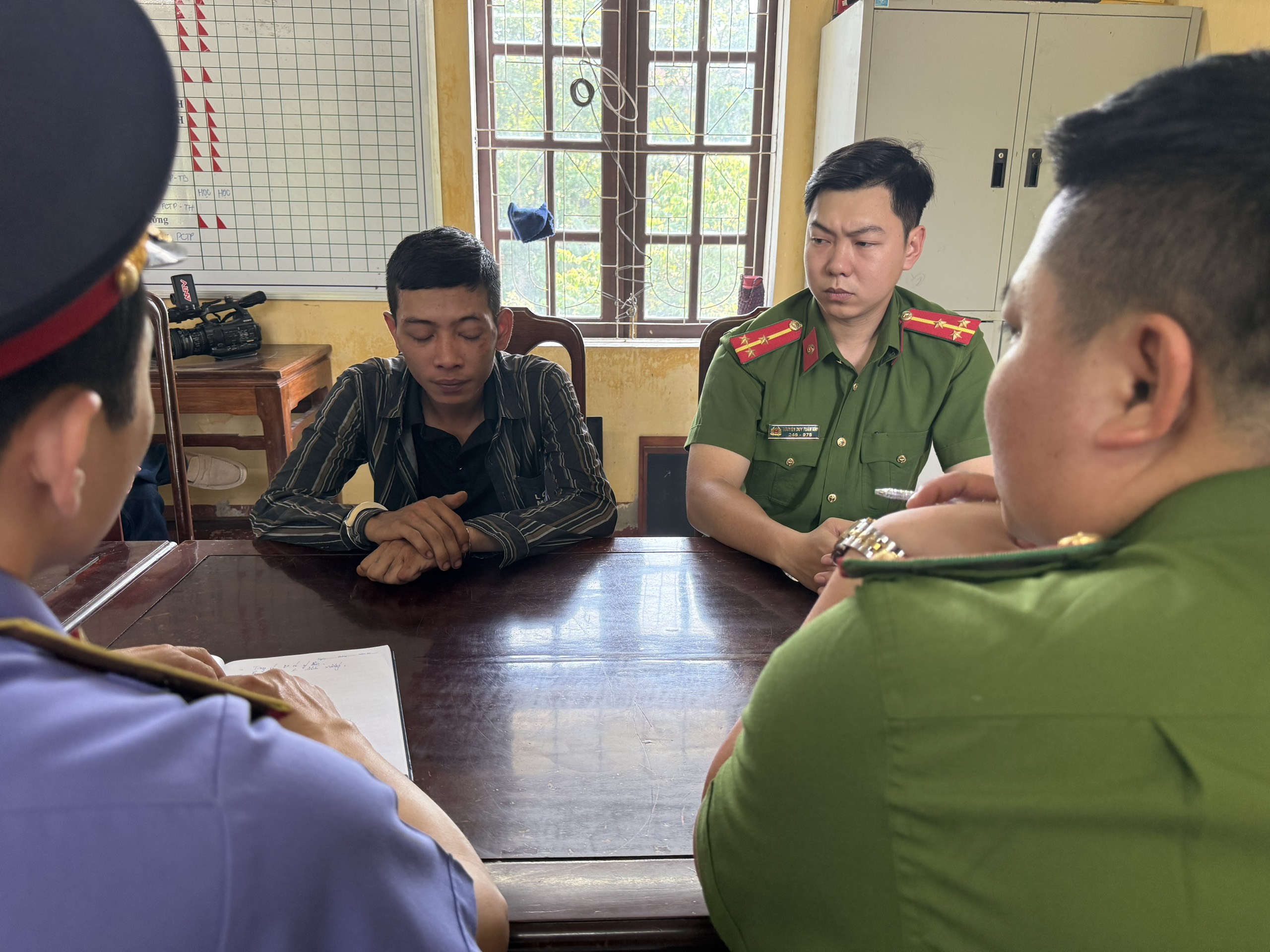 Đã bắt được 2 đối tượng cướp điện thoại của 2 mẹ con đang ngồi chờ xe buýt - Ảnh 1.