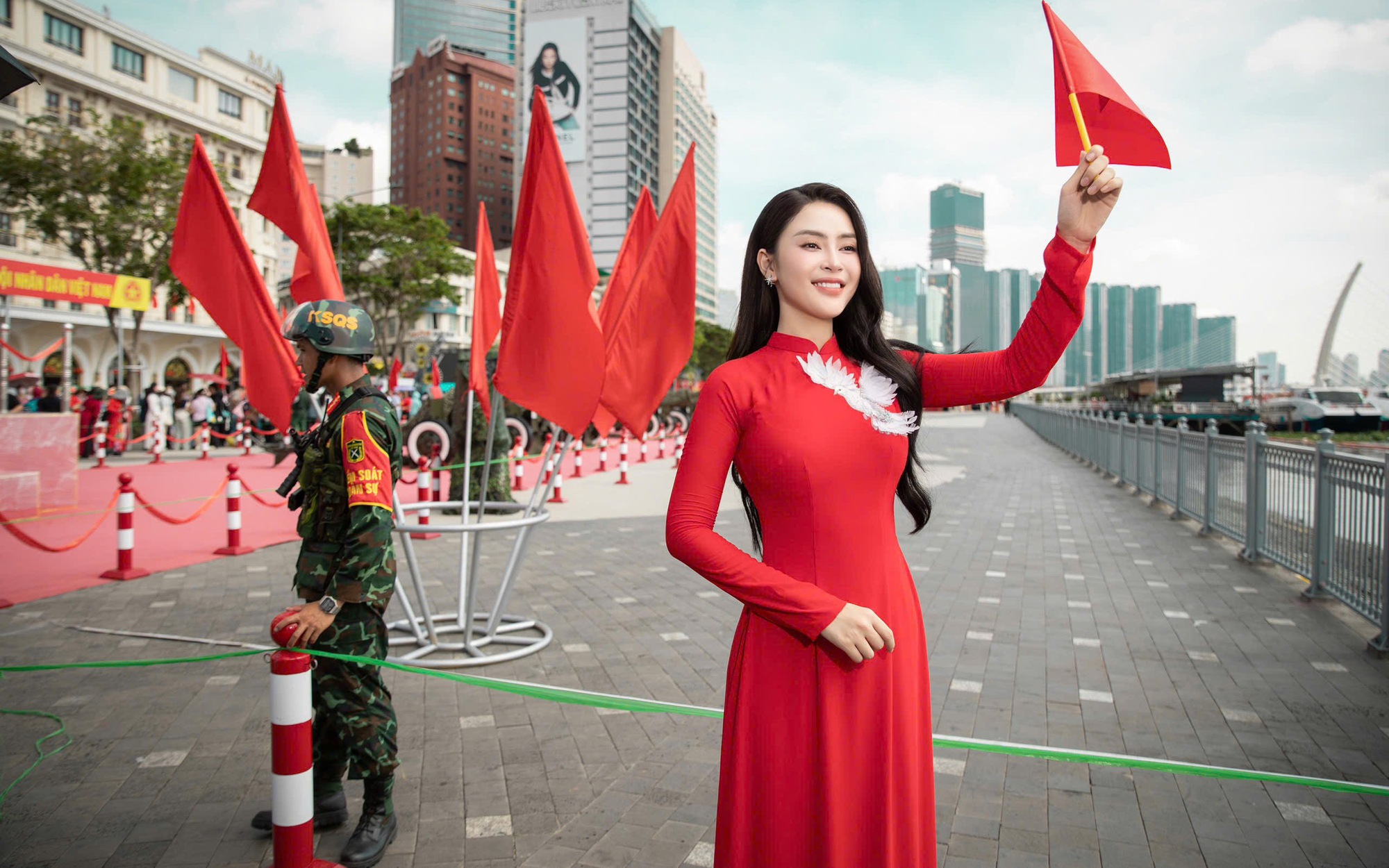 Hoa hậu Lý Kim Thảo giới thiệu về ngày Đại lễ với khách nước ngoài