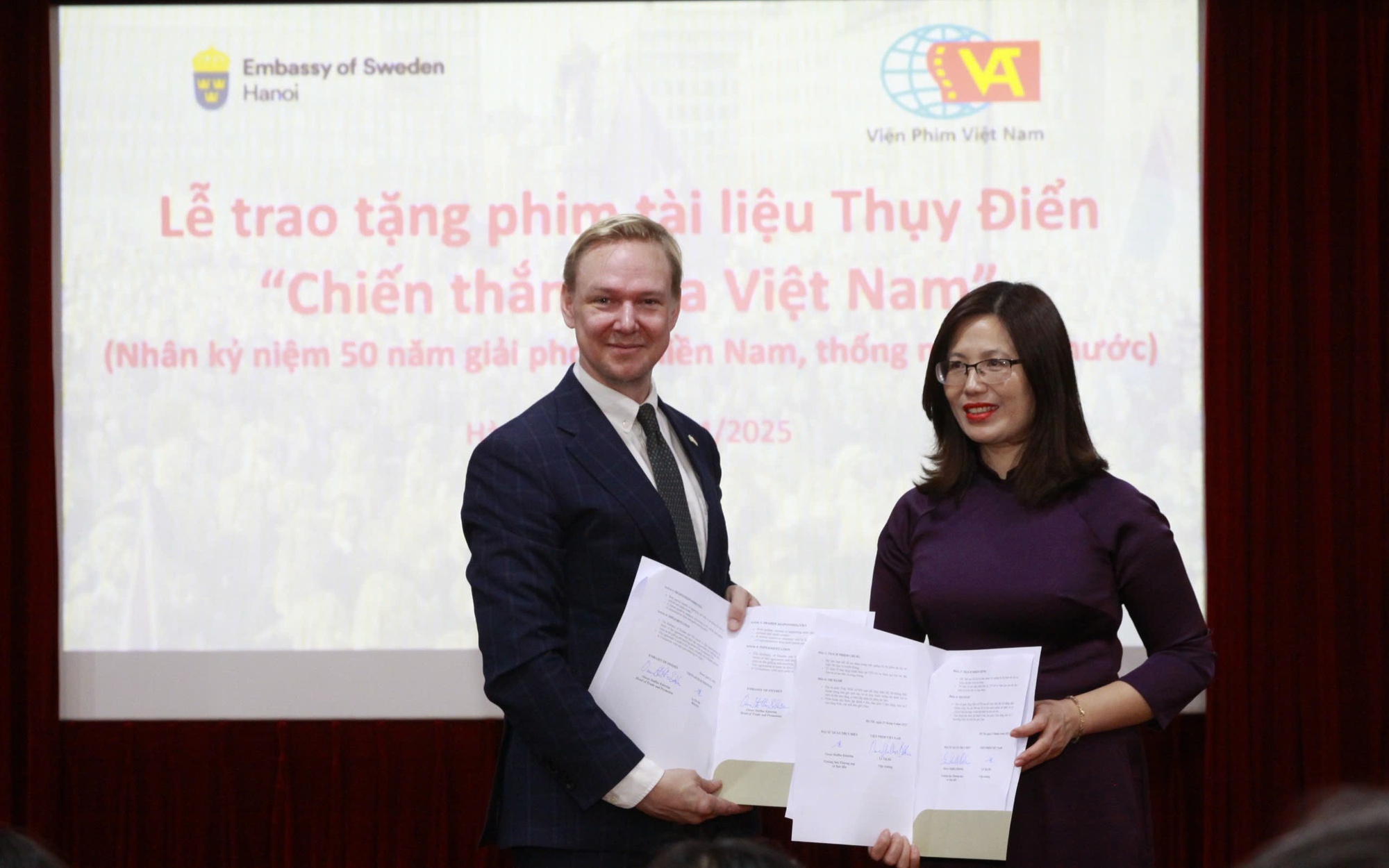 Trao Kỷ niệm chương tặng đạo diễn phim Thụy Điển "Victory Vietnam" - Ảnh 2.