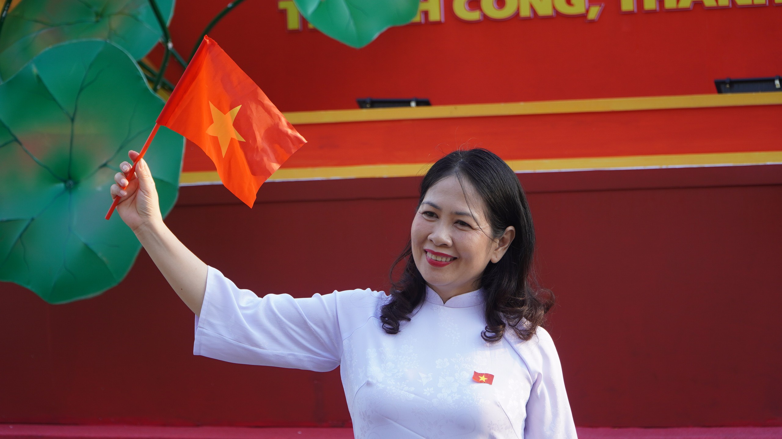 Phố đi bộ Nguyễn Huệ đông nghẹt người chiều cuối tuần, người dân háo hức chờ xem 3D Mapping - Ảnh 5.