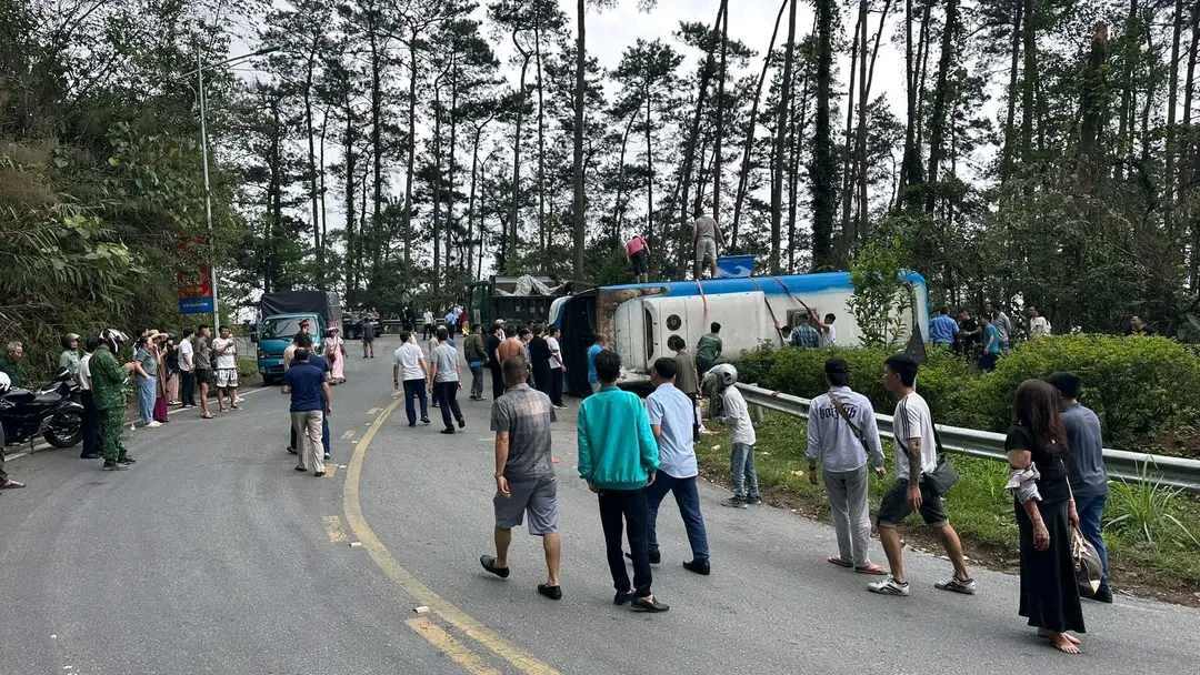 Xe khách lật trên đèo Tam Đảo, 3 người chết, hàng chục người bị thương- Ảnh 2. Xe khách lật trên đèo Tam Đảo, 3 người chết, hàng chục người bị thương- Ảnh 2.