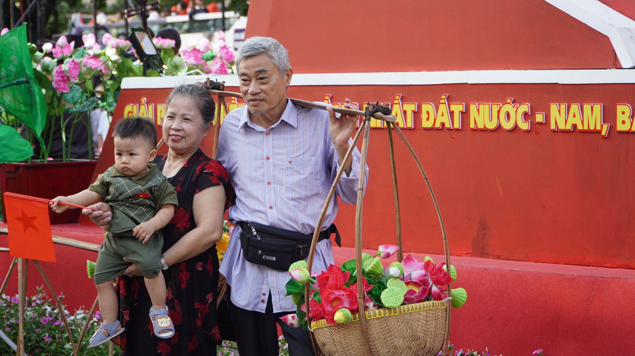 Phố đi bộ Nguyễn Huệ đông nghẹt người chiều cuối tuần, người dân háo hức chờ xem 3D Mapping - Ảnh 10.