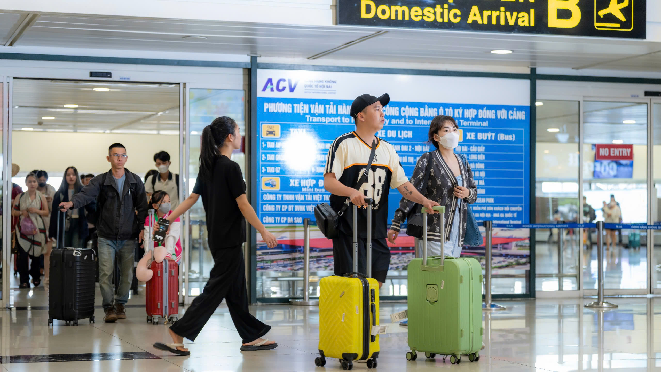 Nội Bài tấp nập trước cao điểm lễ 30-4, 1-5- Ảnh 11. Nội Bài tấp nập trước cao điểm lễ 30-4, 1-5- Ảnh 11.