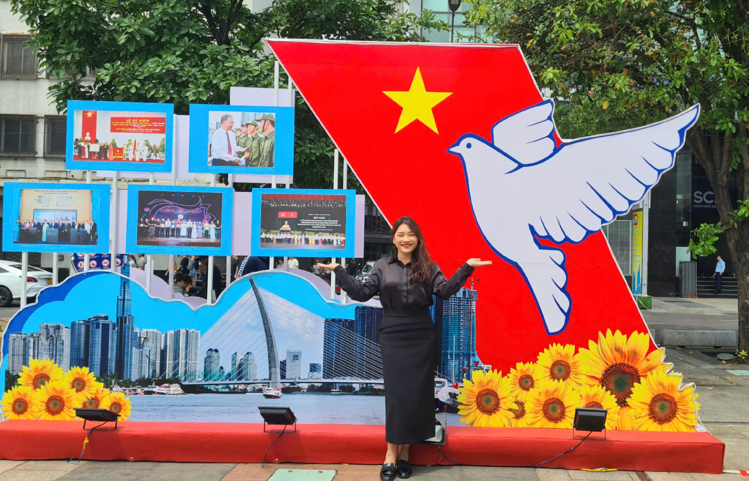 Phố đi bộ Nguyễn Huệ đông nghẹt người chiều cuối tuần, người dân háo hức chờ xem 3D Mapping - Ảnh 4.
