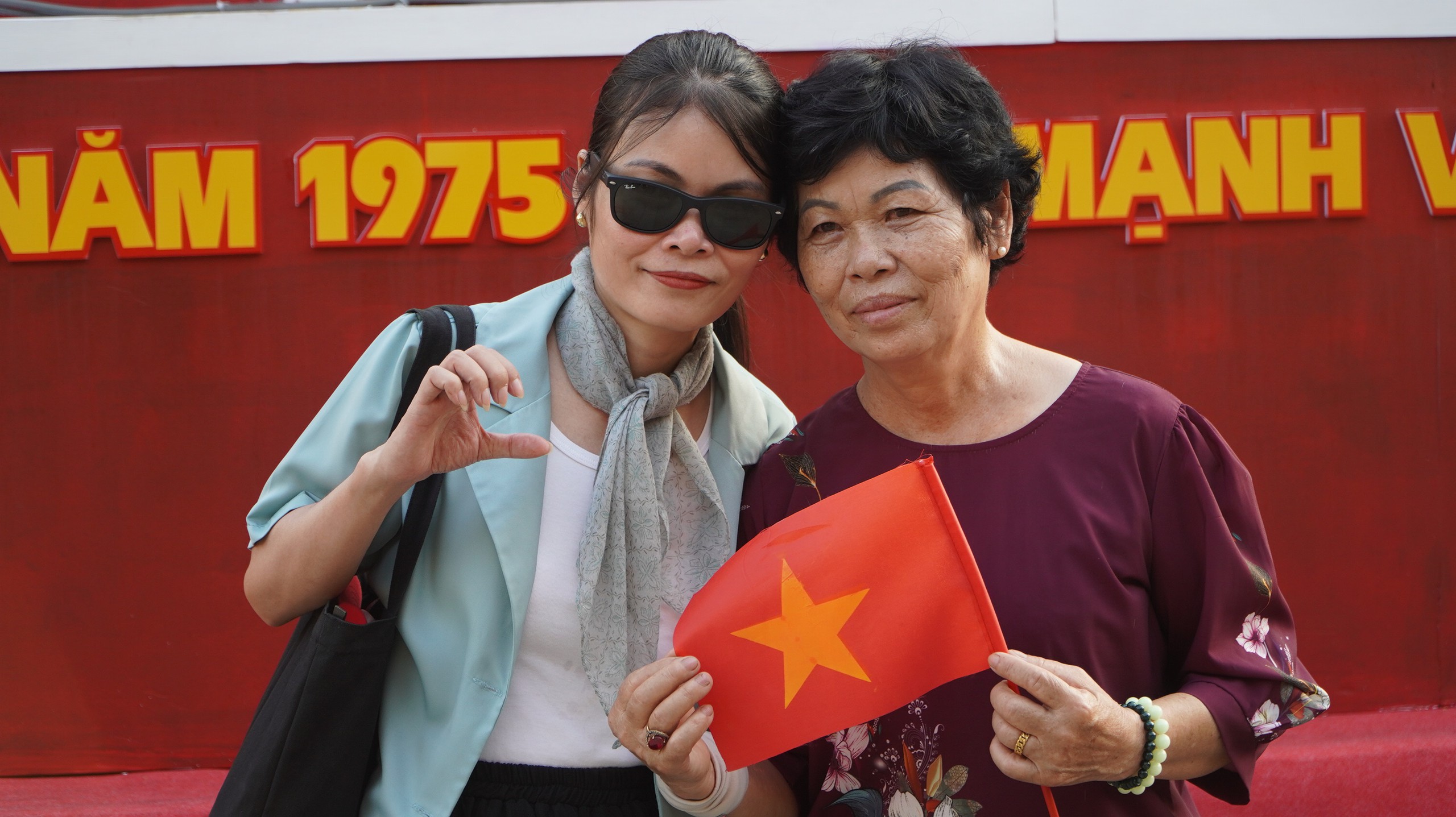 Phố đi bộ Nguyễn Huệ đông nghẹt người chiều cuối tuần, người dân háo hức chờ xem 3D Mapping - Ảnh 6.