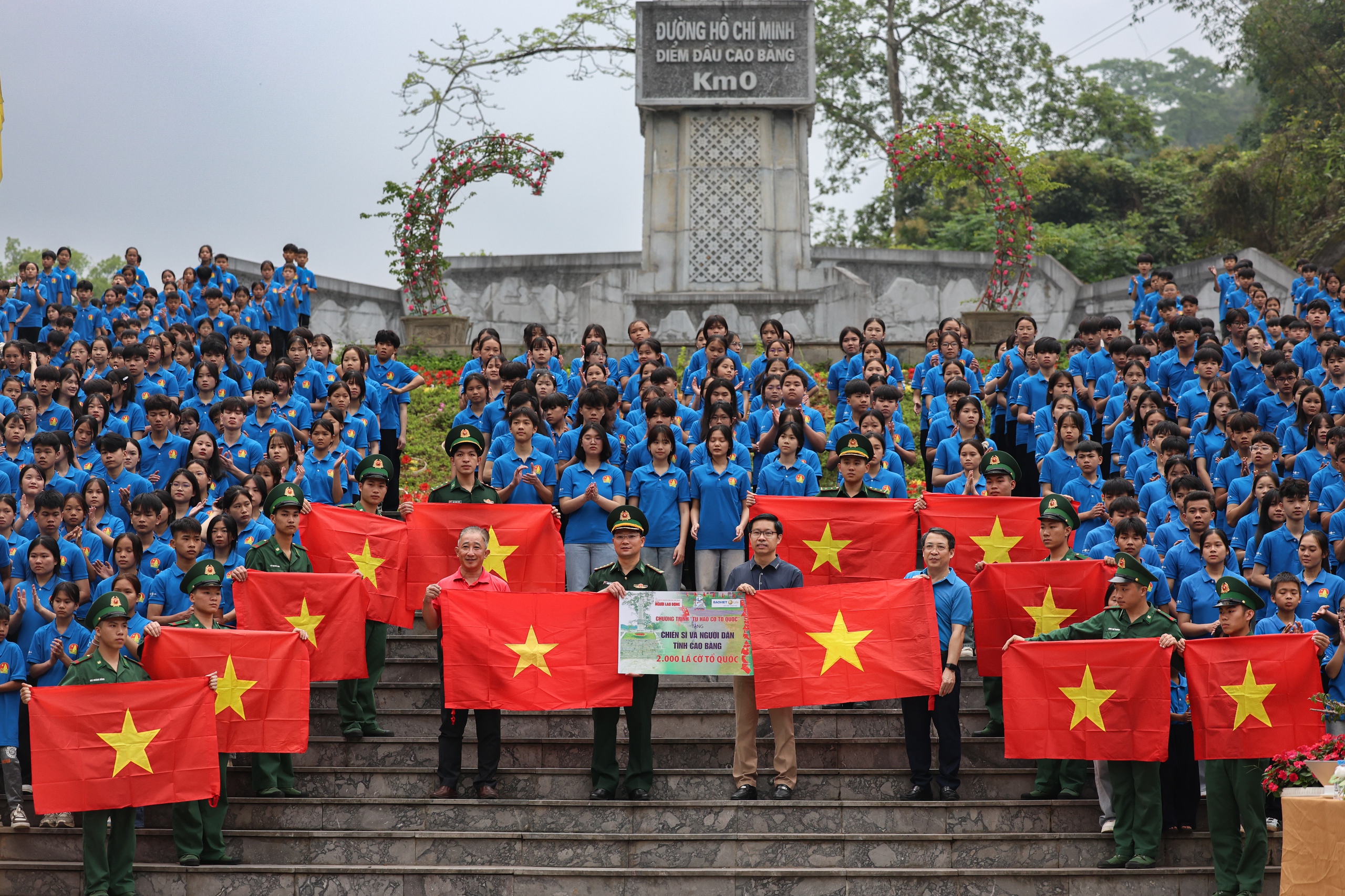 Xác lập Kỷ lục Việt Nam: 500 học sinh chào cờ tại Cột mốc Km0 - Đường Hồ Chí Minh- Ảnh 4. Xác lập Kỷ lục Việt Nam: 500 học sinh chào cờ tại Cột mốc Km0 - Đường Hồ Chí Minh- Ảnh 4.