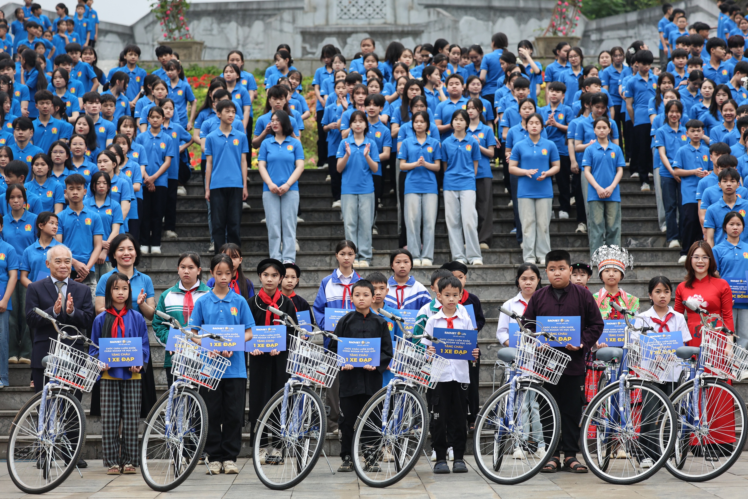 Xác lập Kỷ lục Việt Nam: 500 học sinh chào cờ tại Cột mốc Km0 - Đường Hồ Chí Minh- Ảnh 9. Xác lập Kỷ lục Việt Nam: 500 học sinh chào cờ tại Cột mốc Km0 - Đường Hồ Chí Minh- Ảnh 9.
