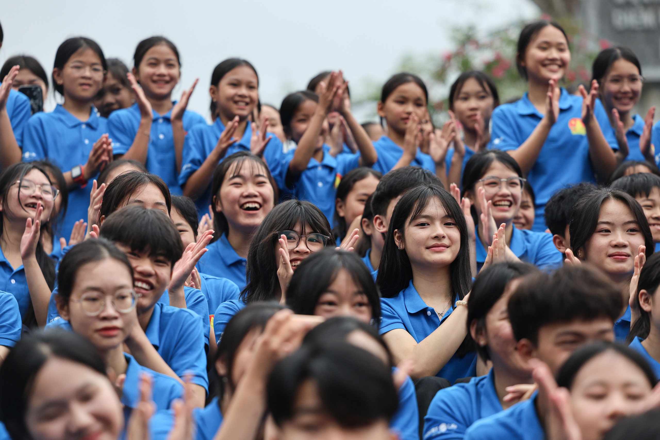 Xác lập Kỷ lục Việt Nam: 500 học sinh chào cờ tại Cột mốc Km0 - Đường Hồ Chí Minh- Ảnh 15. Xác lập Kỷ lục Việt Nam: 500 học sinh chào cờ tại Cột mốc Km0 - Đường Hồ Chí Minh- Ảnh 15.