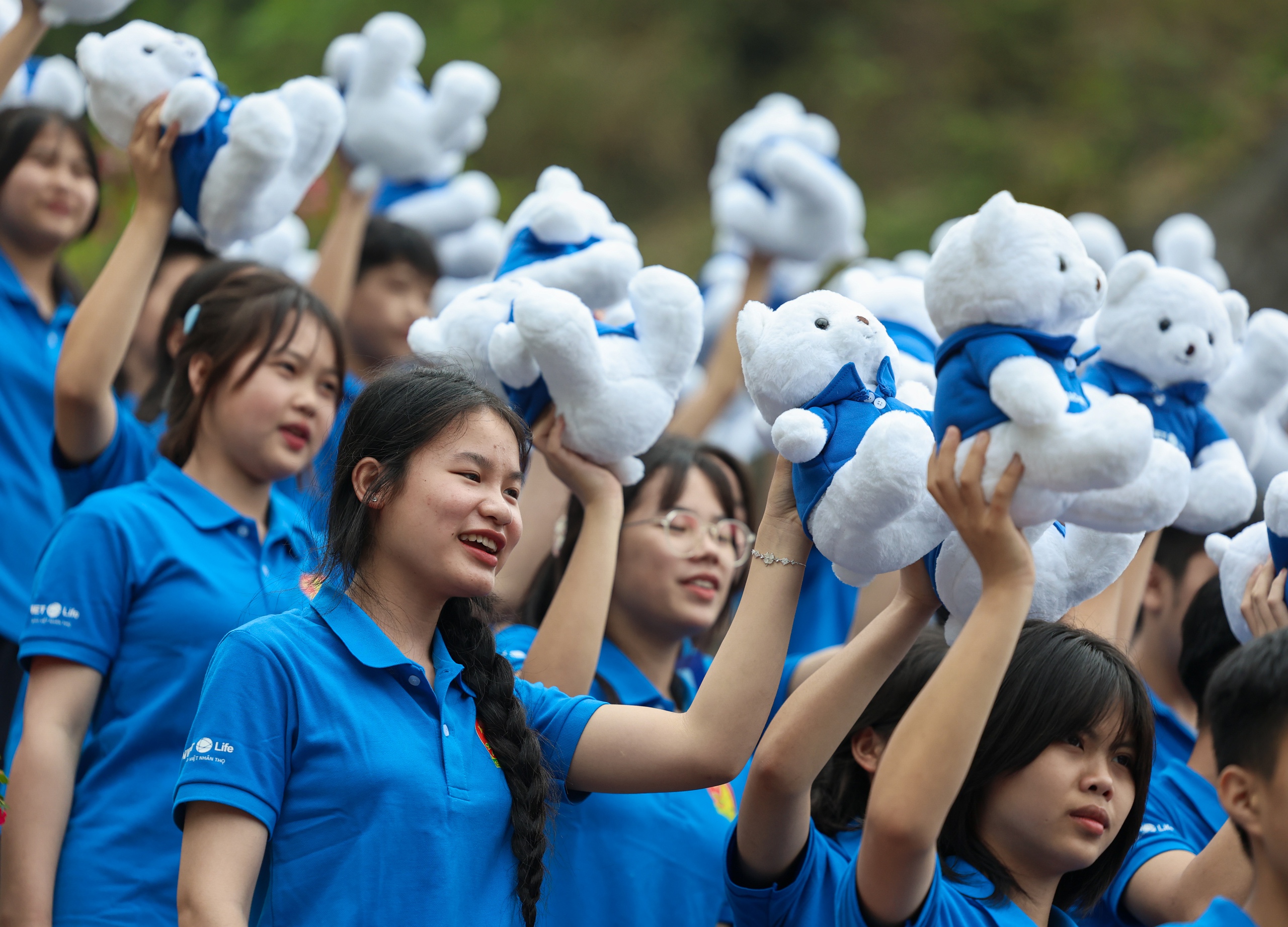 Xác lập Kỷ lục Việt Nam: 500 học sinh chào cờ tại Cột mốc Km0 - Đường Hồ Chí Minh- Ảnh 16. Xác lập Kỷ lục Việt Nam: 500 học sinh chào cờ tại Cột mốc Km0 - Đường Hồ Chí Minh- Ảnh 16.