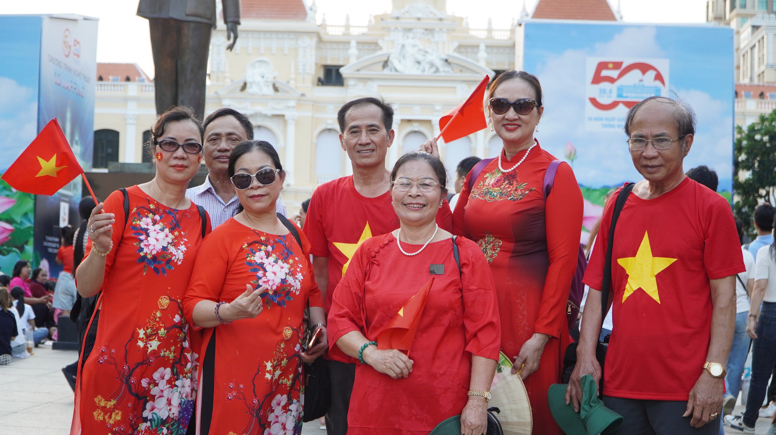 Phố đi bộ Nguyễn Huệ đông nghẹt người chiều cuối tuần, người dân háo hức chờ xem 3D Mapping - Ảnh 7.