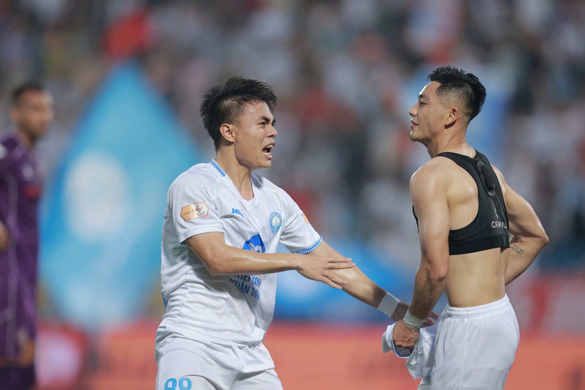 Văn Toàn kiến tạo sắc bén, Lâm Ti Phông lập siêu phẩm đánh bại Bình Dương - Ảnh 2.