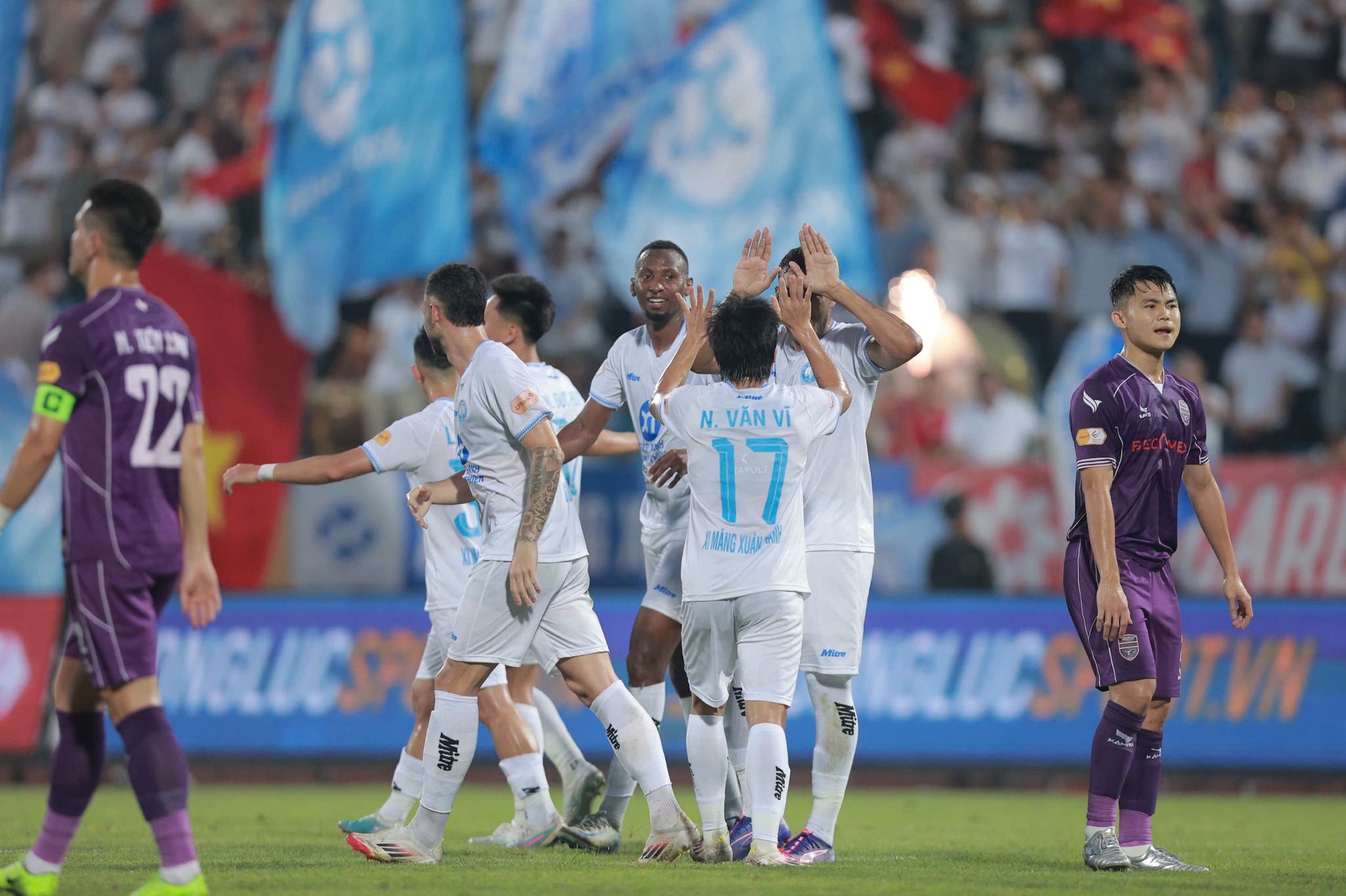 Văn Toàn kiến tạo sắc bén, Lâm Ti Phông lập siêu phẩm đánh bại Bình Dương - Ảnh 5.