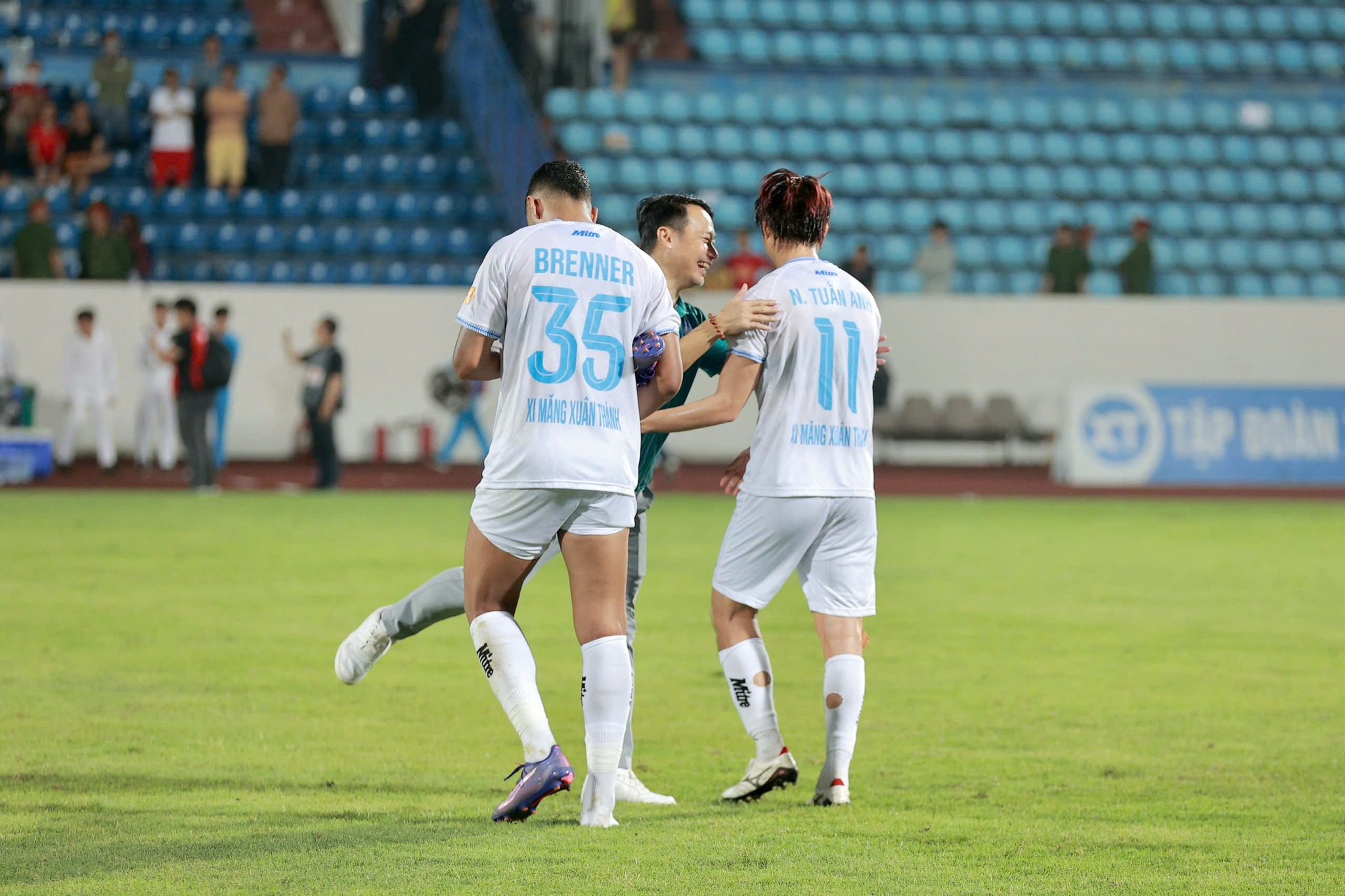 Văn Toàn kiến tạo sắc bén, Lâm Ti Phông lập siêu phẩm đánh bại Bình Dương - Ảnh 4.