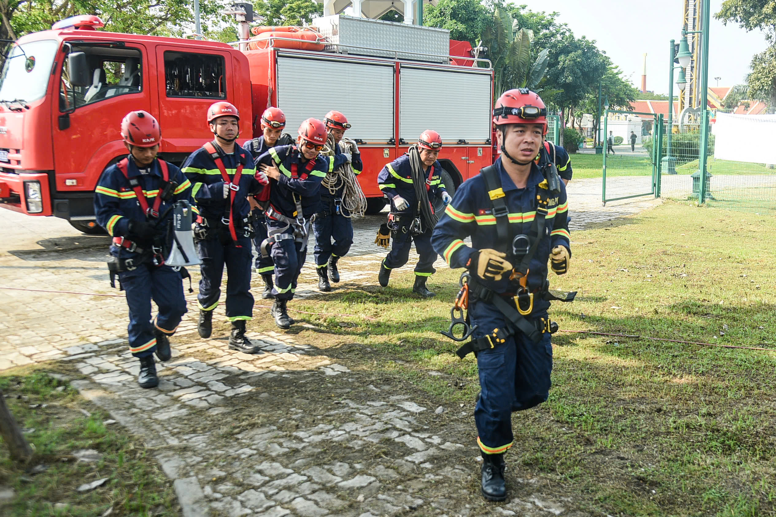 Cảnh sát đu dây, cứu nạn du khách mắc kẹt trên tàu lượn siêu tốc- Ảnh 3. Cảnh sát đu dây, cứu nạn du khách mắc kẹt trên tàu lượn siêu tốc- Ảnh 3.