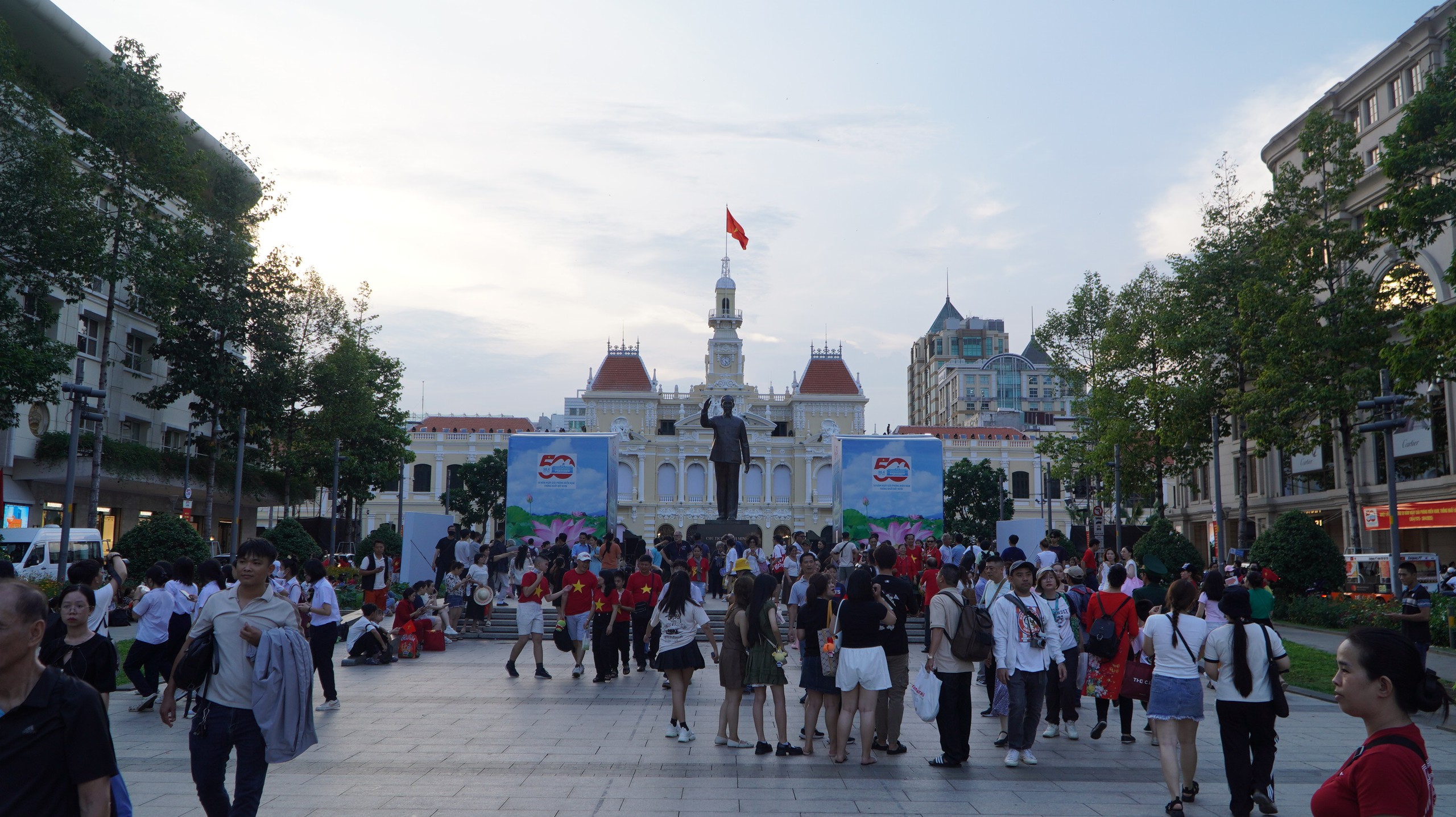 Phố đi bộ Nguyễn Huệ đông nghẹt người chiều cuối tuần, người dân háo hức chờ xem 3D Mapping - Ảnh 1.