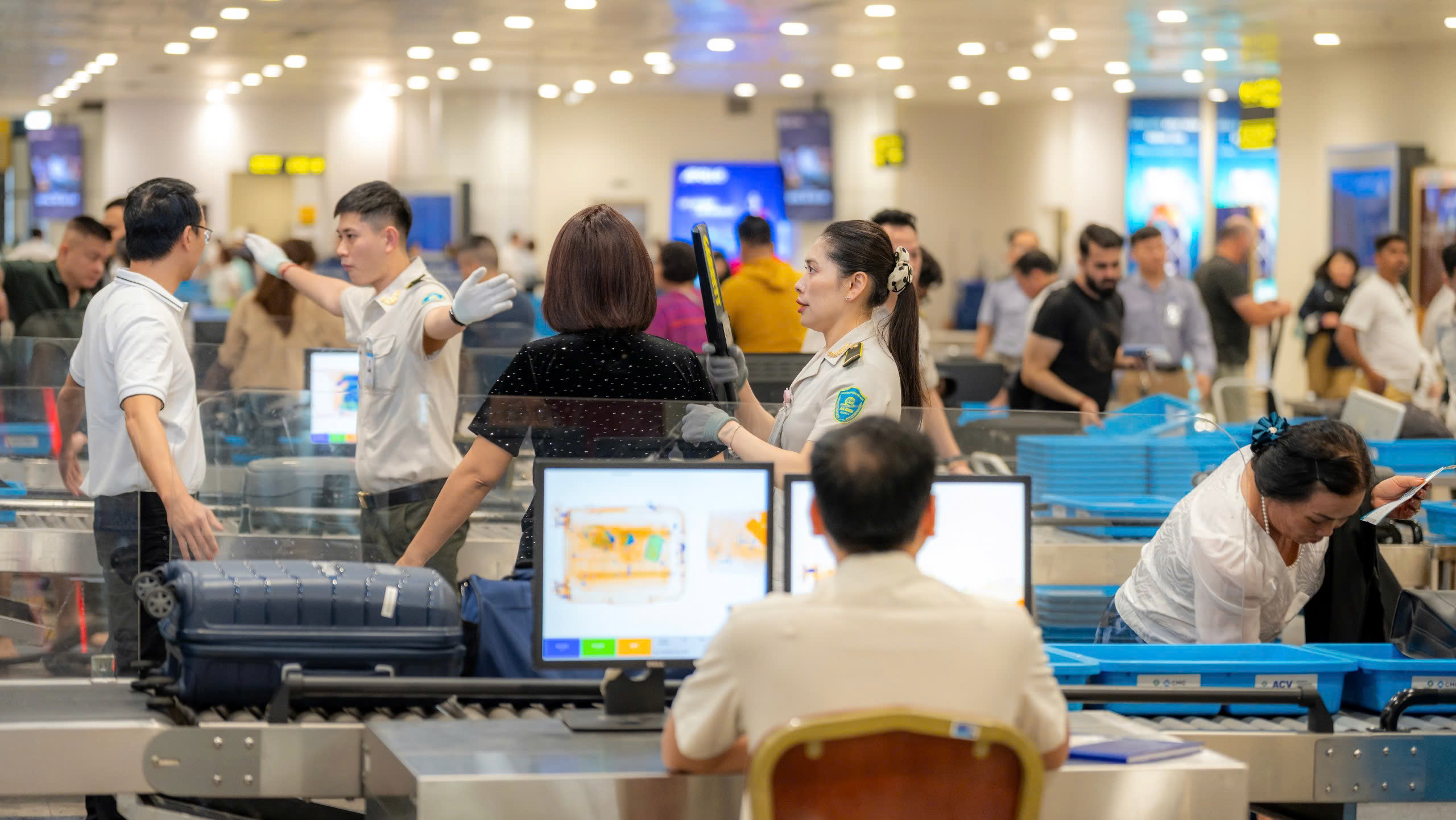 Nội Bài tấp nập trước cao điểm lễ 30-4, 1-5- Ảnh 7. Nội Bài tấp nập trước cao điểm lễ 30-4, 1-5- Ảnh 7.