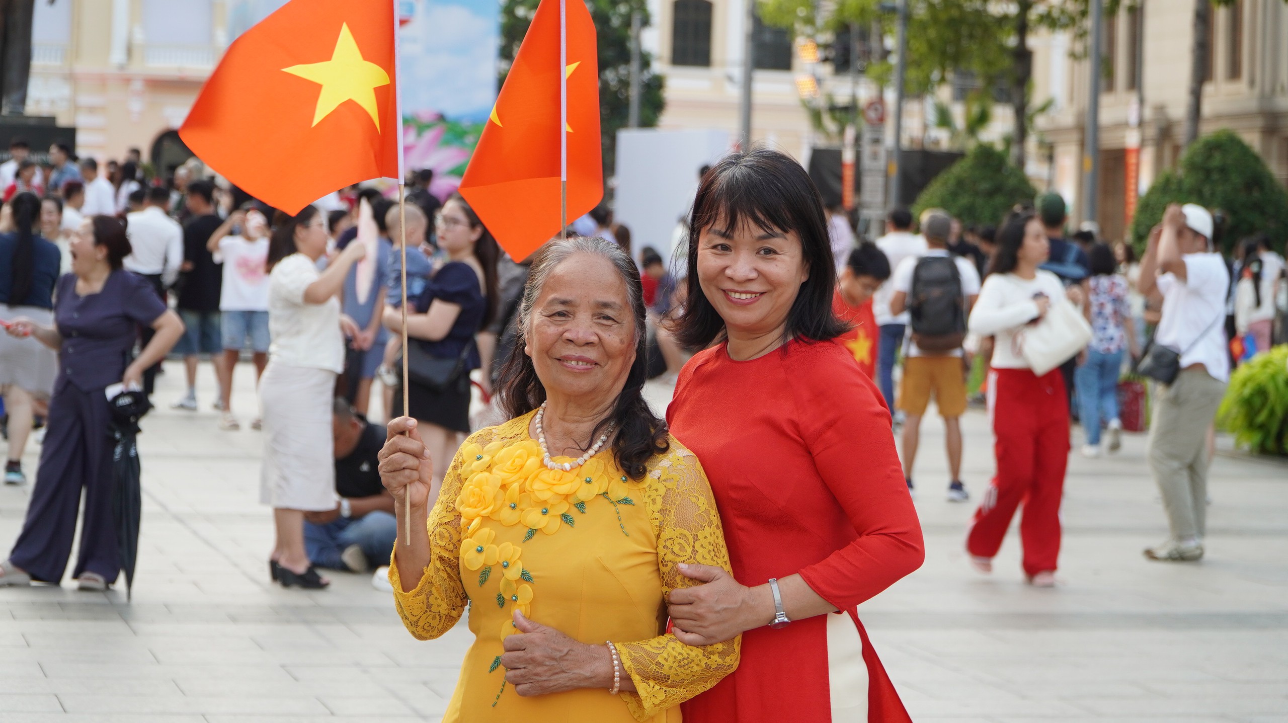 Phố đi bộ Nguyễn Huệ đông nghẹt người chiều cuối tuần, người dân háo hức chờ xem 3D Mapping - Ảnh 2.