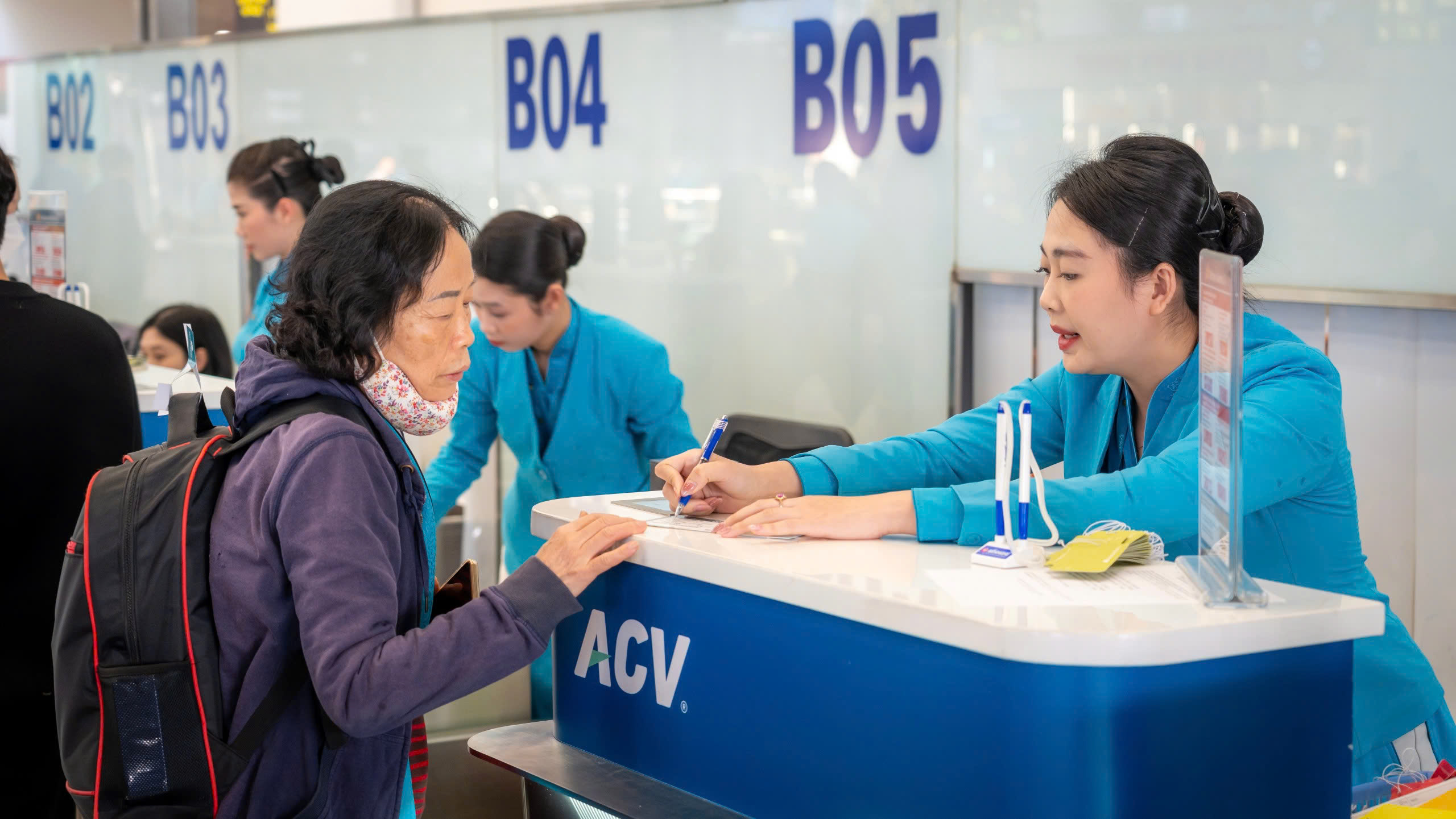 Nội Bài tấp nập trước cao điểm lễ 30-4, 1-5- Ảnh 4. Nội Bài tấp nập trước cao điểm lễ 30-4, 1-5- Ảnh 4.