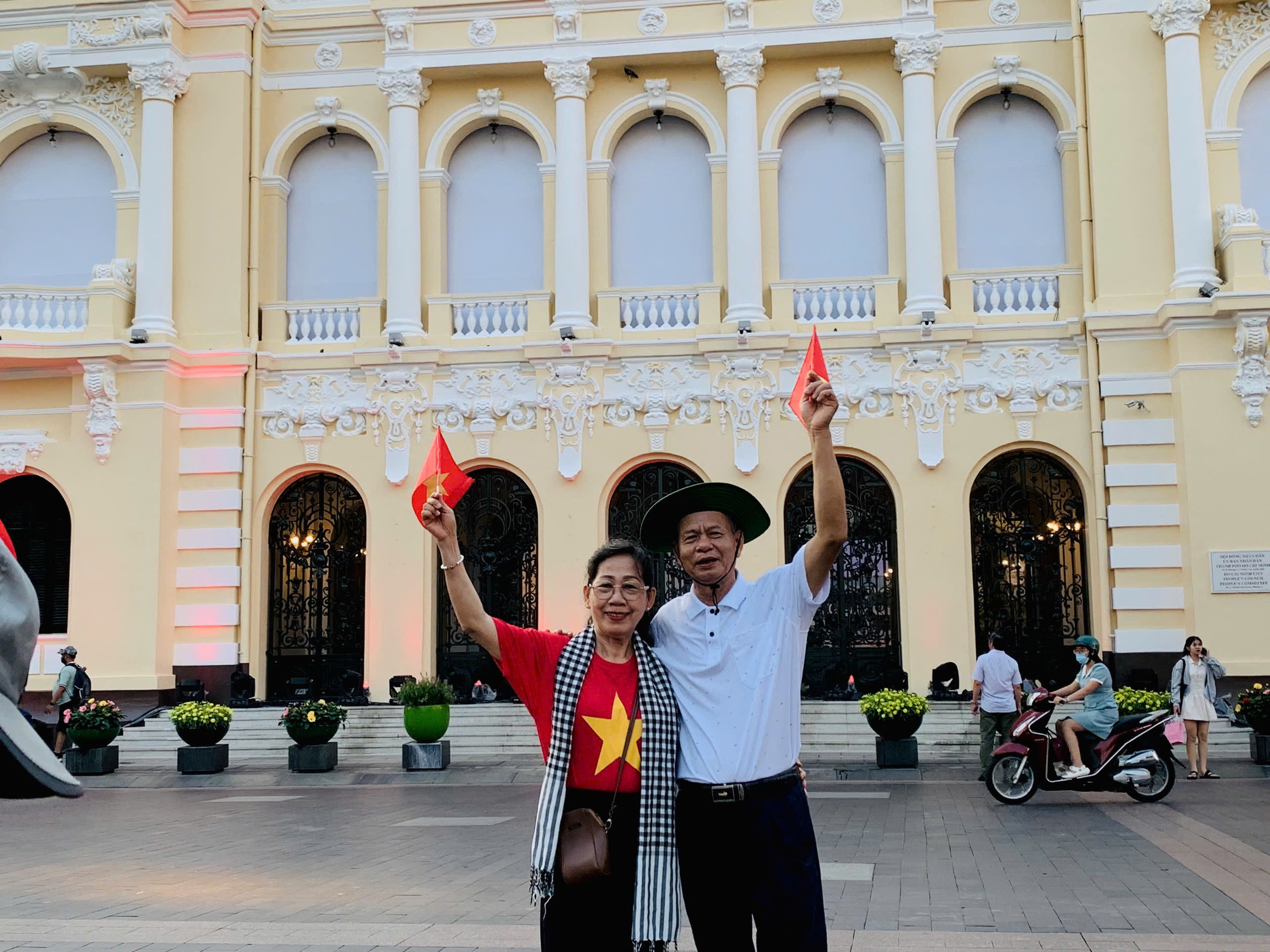 Người dân đổ về khu vực trung tâm TP HCM chờ xem 3D Mapping, pháo hoa - Ảnh 3.