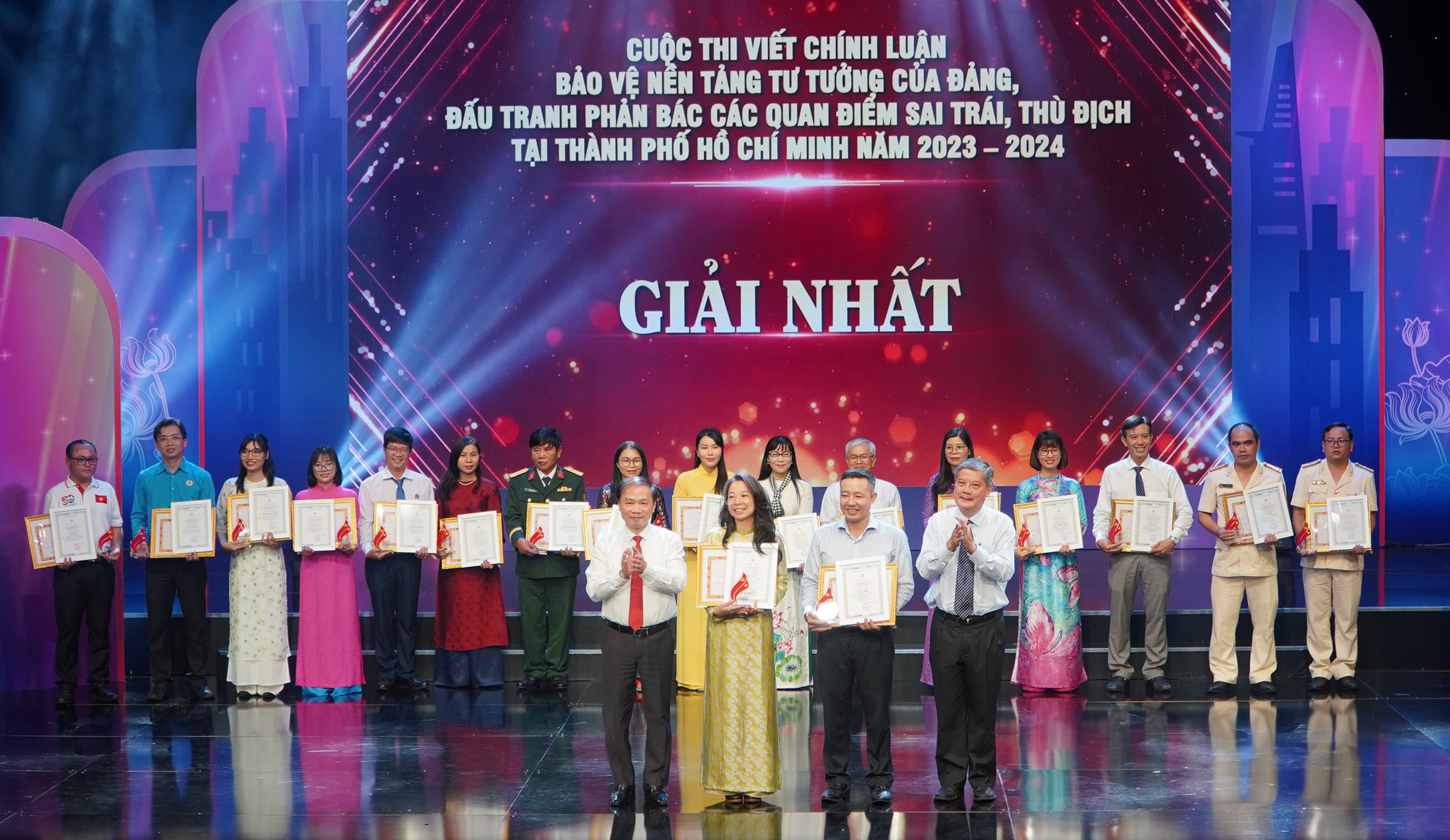 Trao giải Cuộc thi viết chính luận bảo vệ nền tảng tư tưởng của Đảng - Ảnh 2.