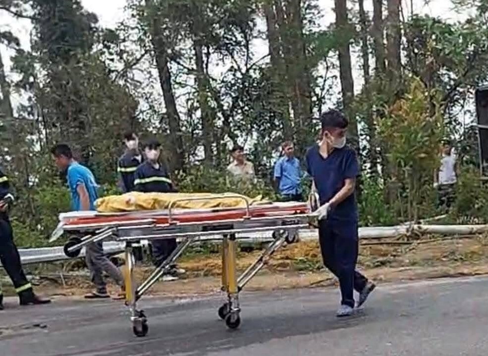 Xe khách lật trên đèo Tam Đảo, 3 người chết, hàng chục người bị thương- Ảnh 3. Xe khách lật trên đèo Tam Đảo, 3 người chết, hàng chục người bị thương- Ảnh 3.