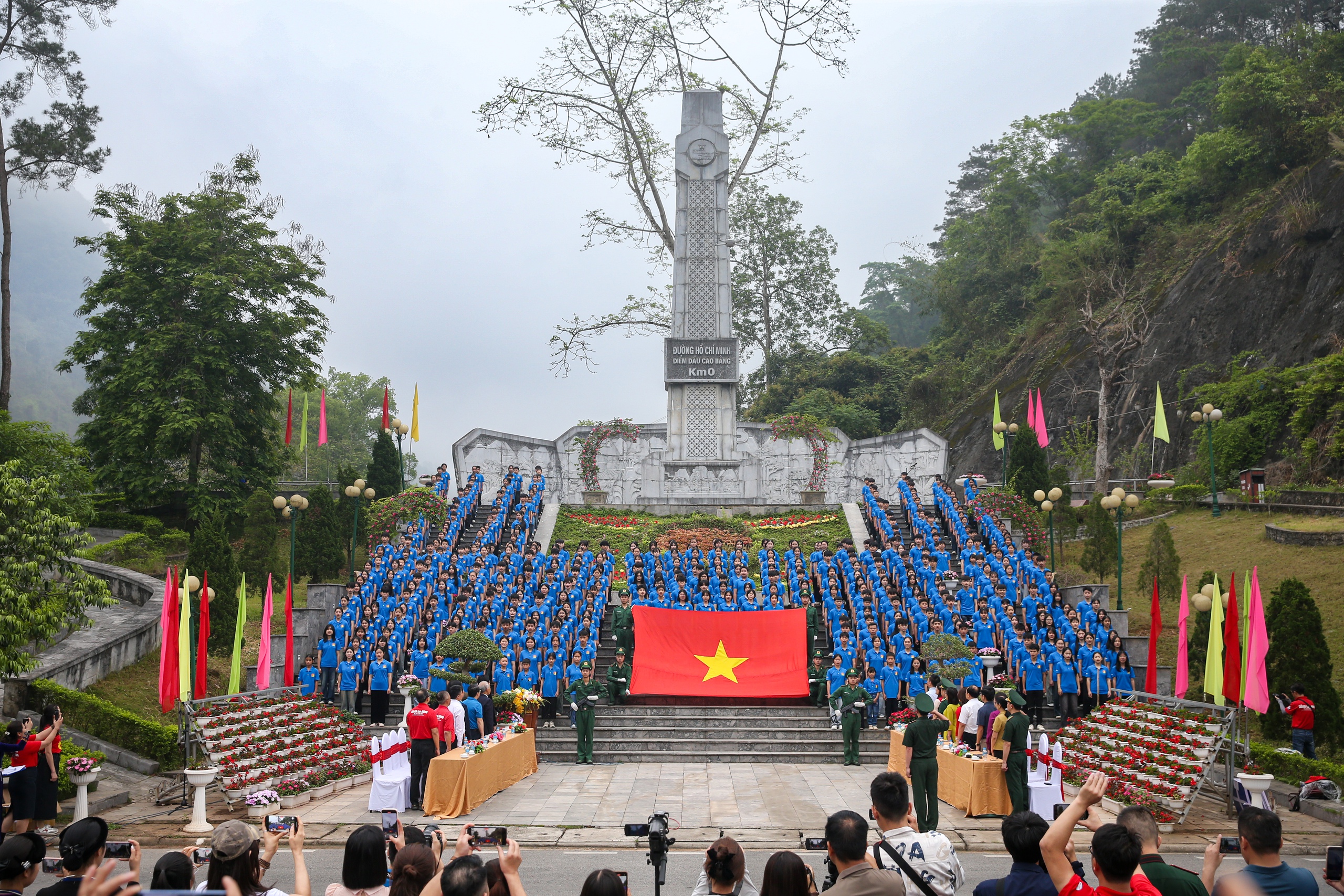 Xác lập Kỷ lục Việt Nam: 500 học sinh chào cờ tại Cột mốc Km0 - Đường Hồ Chí Minh- Ảnh 1. Xác lập Kỷ lục Việt Nam: 500 học sinh chào cờ tại Cột mốc Km0 - Đường Hồ Chí Minh- Ảnh 1.