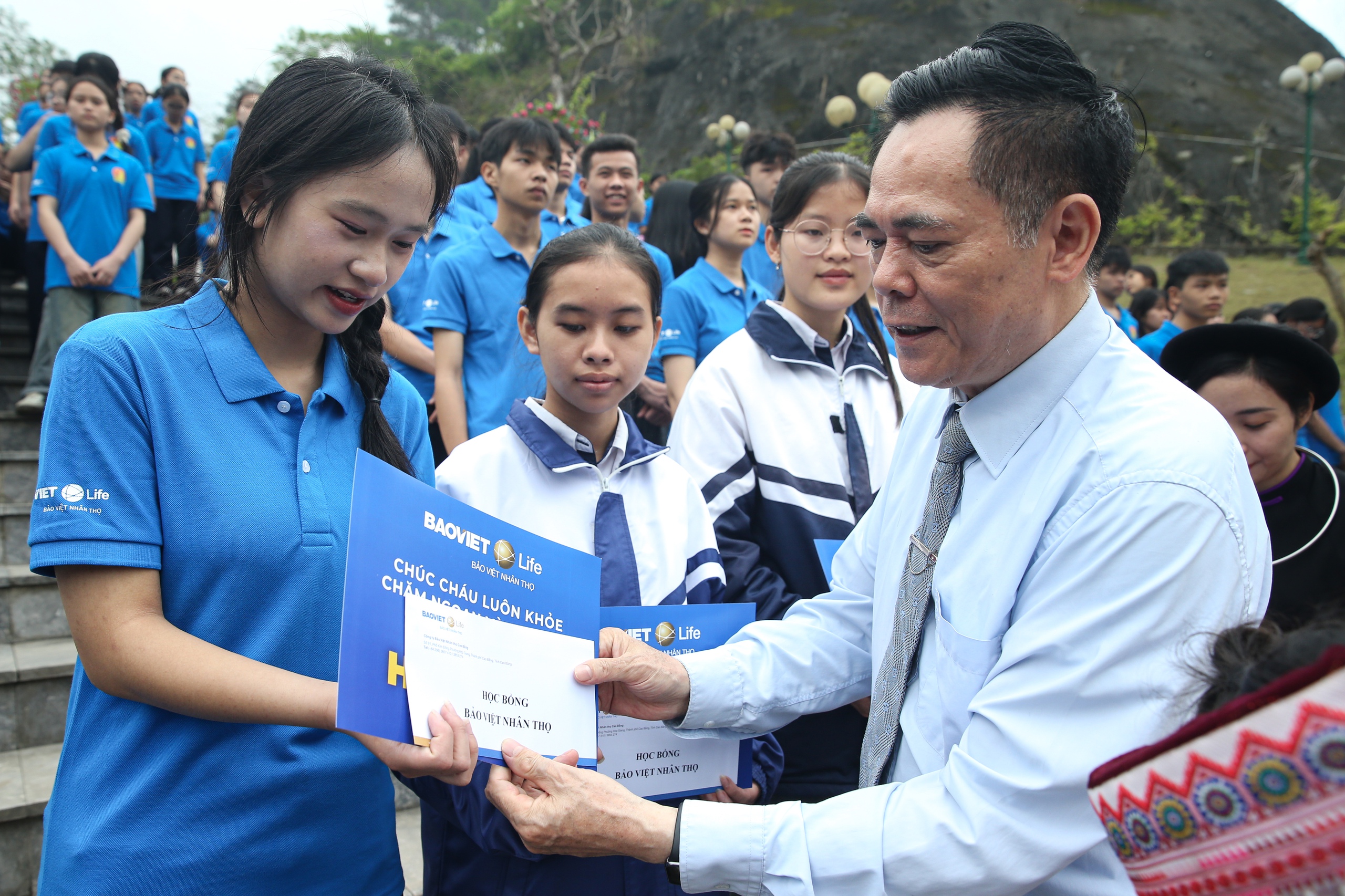 Xác lập Kỷ lục Việt Nam: 500 học sinh chào cờ tại Cột mốc Km0 - Đường Hồ Chí Minh- Ảnh 6. Xác lập Kỷ lục Việt Nam: 500 học sinh chào cờ tại Cột mốc Km0 - Đường Hồ Chí Minh- Ảnh 6.