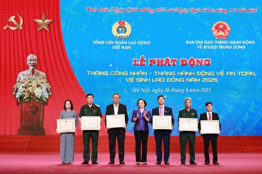Hoàn thiện chính sách, bảo vệ quyền lợi người lao động- Ảnh 3. Hoàn thiện chính sách, bảo vệ quyền lợi người lao động- Ảnh 3.