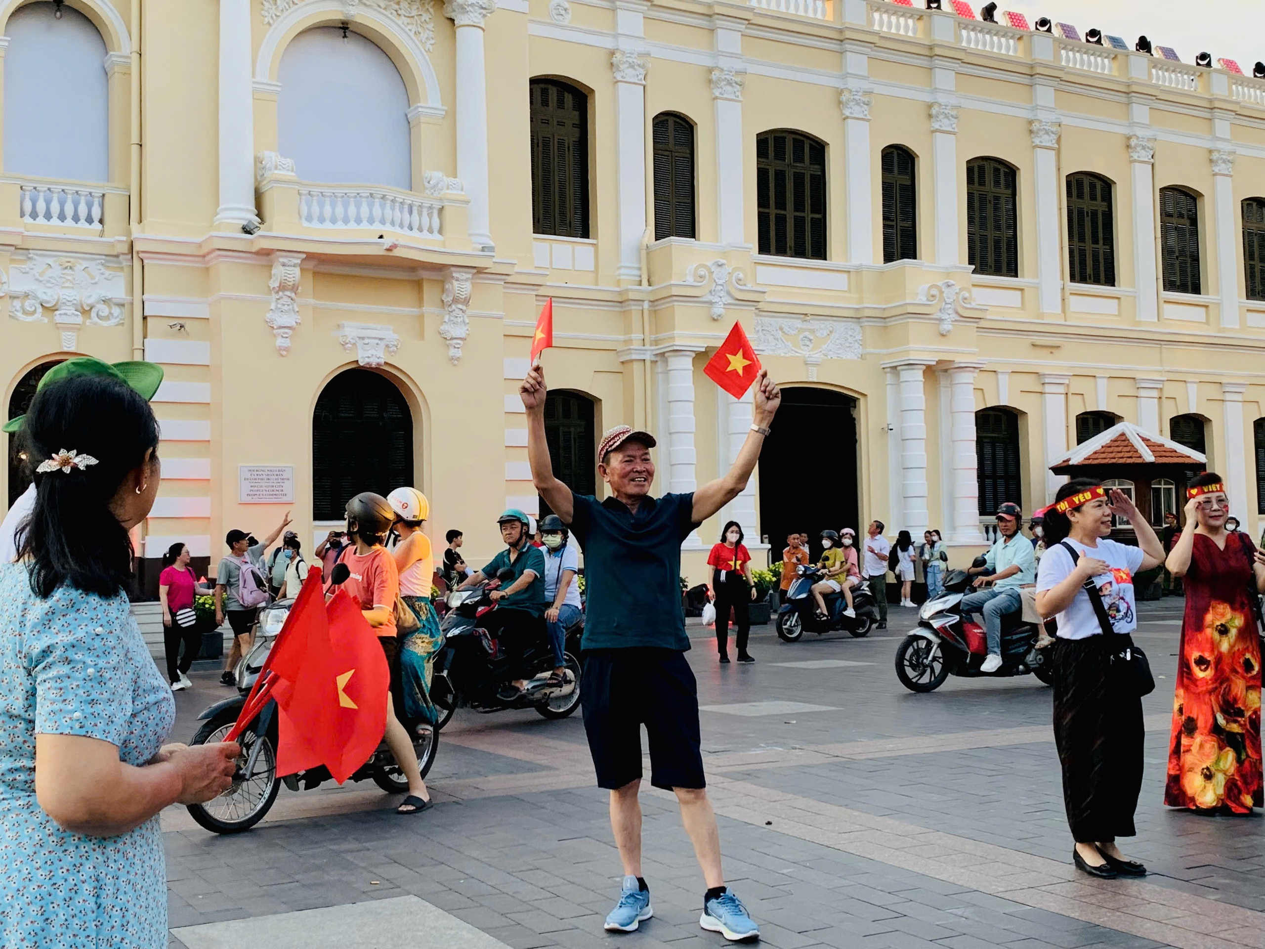 Người dân đổ về khu vực trung tâm TP HCM chờ xem 3D Mapping, pháo hoa - Ảnh 2.