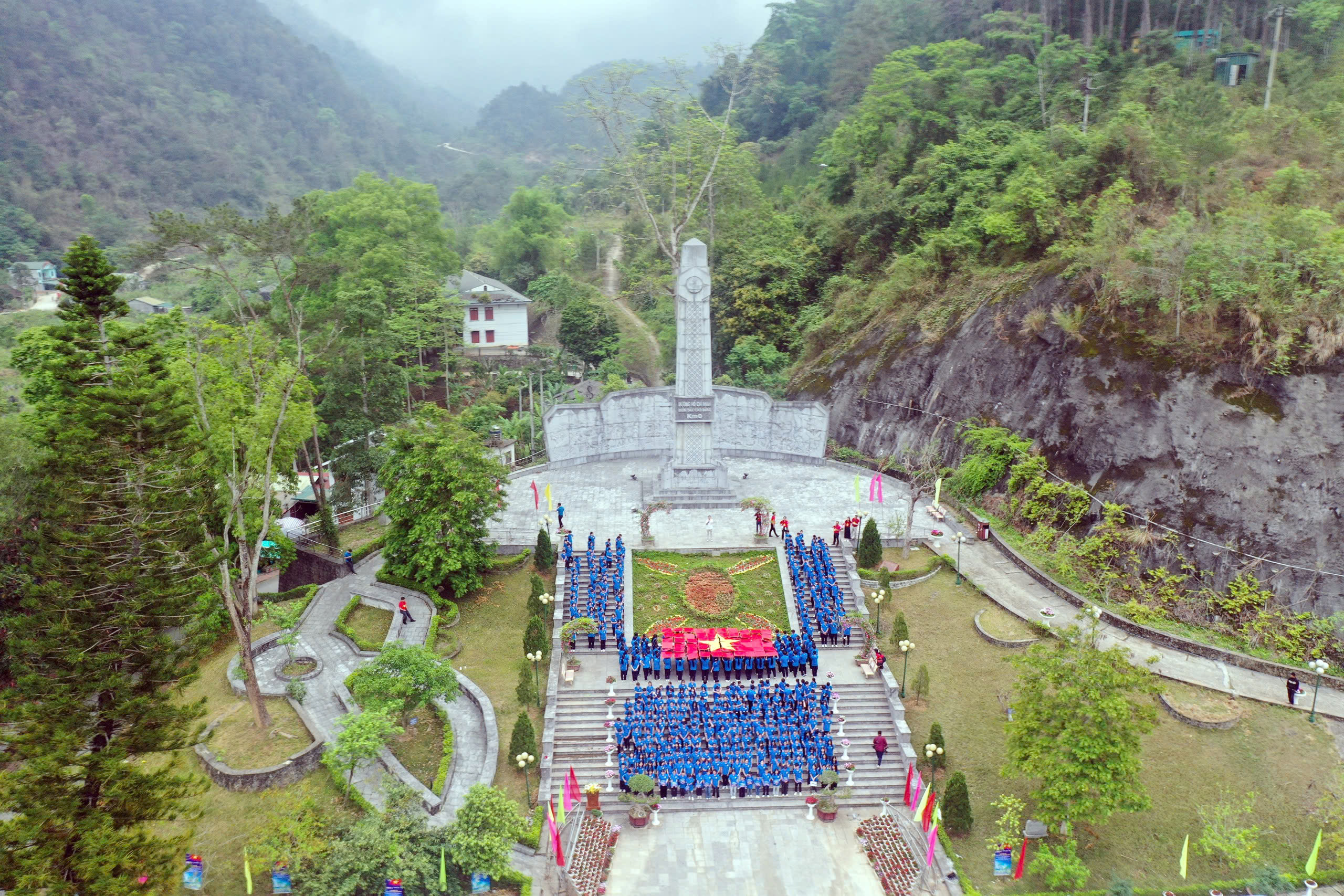 Xác lập Kỷ lục Việt Nam: 500 học sinh chào cờ tại Cột mốc Km0 - Đường Hồ Chí Minh- Ảnh 12. Xác lập Kỷ lục Việt Nam: 500 học sinh chào cờ tại Cột mốc Km0 - Đường Hồ Chí Minh- Ảnh 12.
