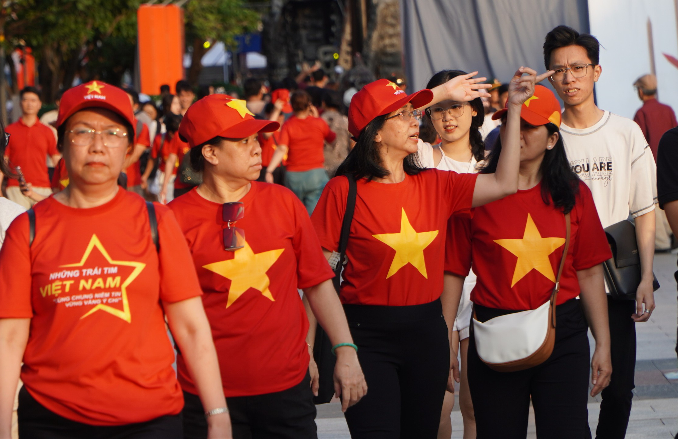 Phố đi bộ Nguyễn Huệ đông nghẹt người chiều cuối tuần, người dân háo hức chờ xem 3D Mapping - Ảnh 3.
