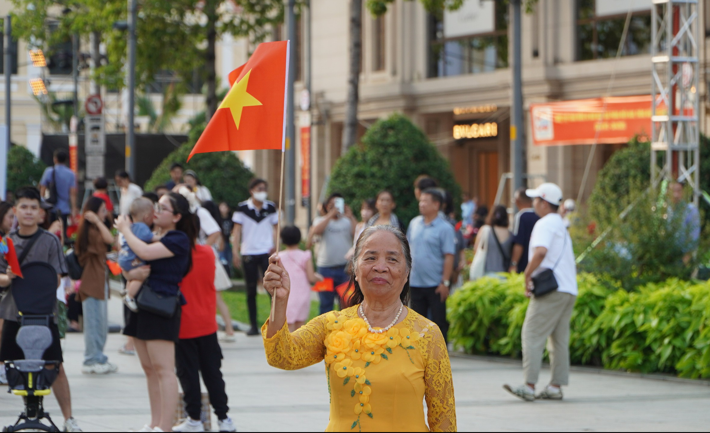 Phố đi bộ Nguyễn Huệ đông nghẹt người chiều cuối tuần, người dân háo hức chờ xem 3D Mapping - Ảnh 11.