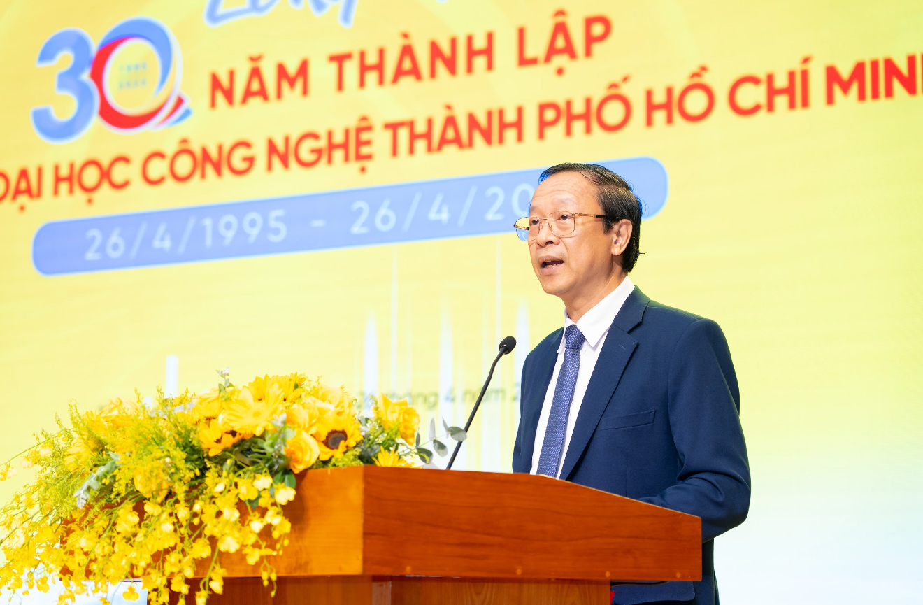 Die Technische Universität Ho-Chi-Minh-Stadt erhielt die Emulationsflagge des Premierministers – Foto 1. Trường ĐH Công nghệ TP HCM nhận Cờ Thi đua của Thủ tướng- Ảnh 1.