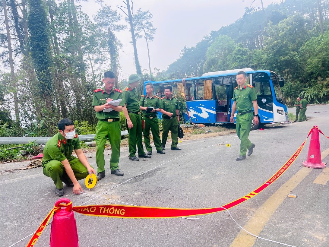 Xác định nguyên nhân vụ xe khách lật trên đèo Tam Đảo khiến 3 người chết, 13 người bị thương- Ảnh 3. Xác định nguyên nhân vụ xe khách lật trên đèo Tam Đảo khiến 3 người chết, 13 người bị thương- Ảnh 3.