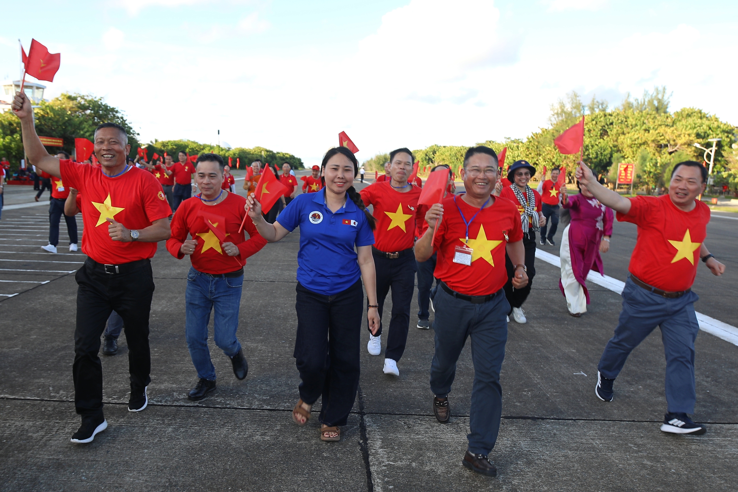 "Chuyến tàu Đại đoàn kết" đưa kiều bào thăm Trường Sa, Nhà giàn DK-I- Ảnh 11. "Chuyến tàu Đại đoàn kết" đưa kiều bào thăm Trường Sa, Nhà giàn DK-I- Ảnh 11.