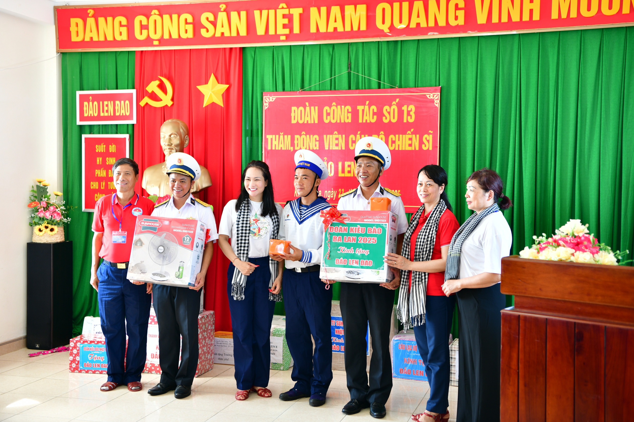 "Chuyến tàu Đại đoàn kết" đưa kiều bào thăm Trường Sa, Nhà giàn DK-I- Ảnh 4. "Chuyến tàu Đại đoàn kết" đưa kiều bào thăm Trường Sa, Nhà giàn DK-I- Ảnh 4.