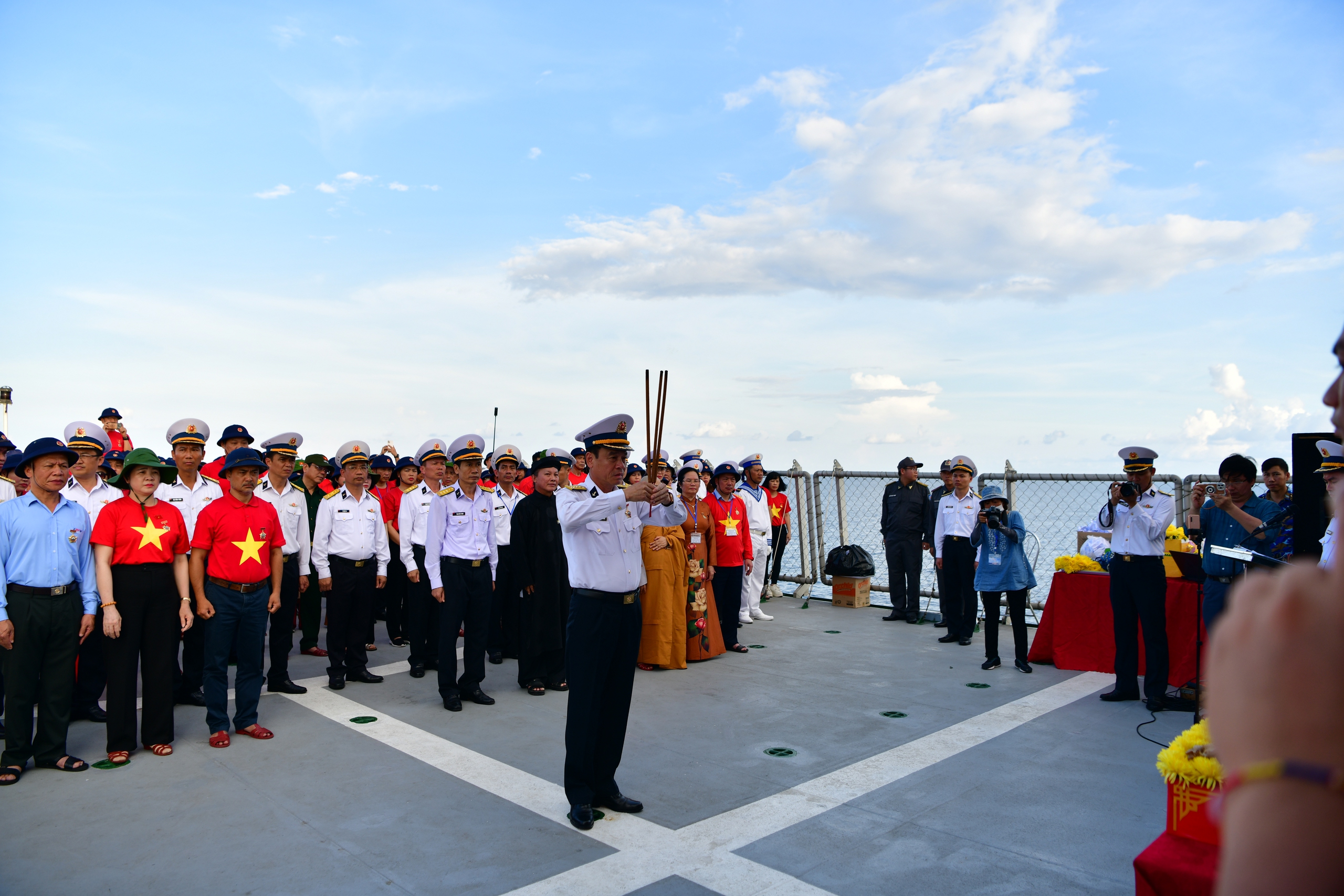 "Chuyến tàu Đại đoàn kết" đưa kiều bào thăm Trường Sa, Nhà giàn DK-I- Ảnh 12. "Chuyến tàu Đại đoàn kết" đưa kiều bào thăm Trường Sa, Nhà giàn DK-I- Ảnh 12.