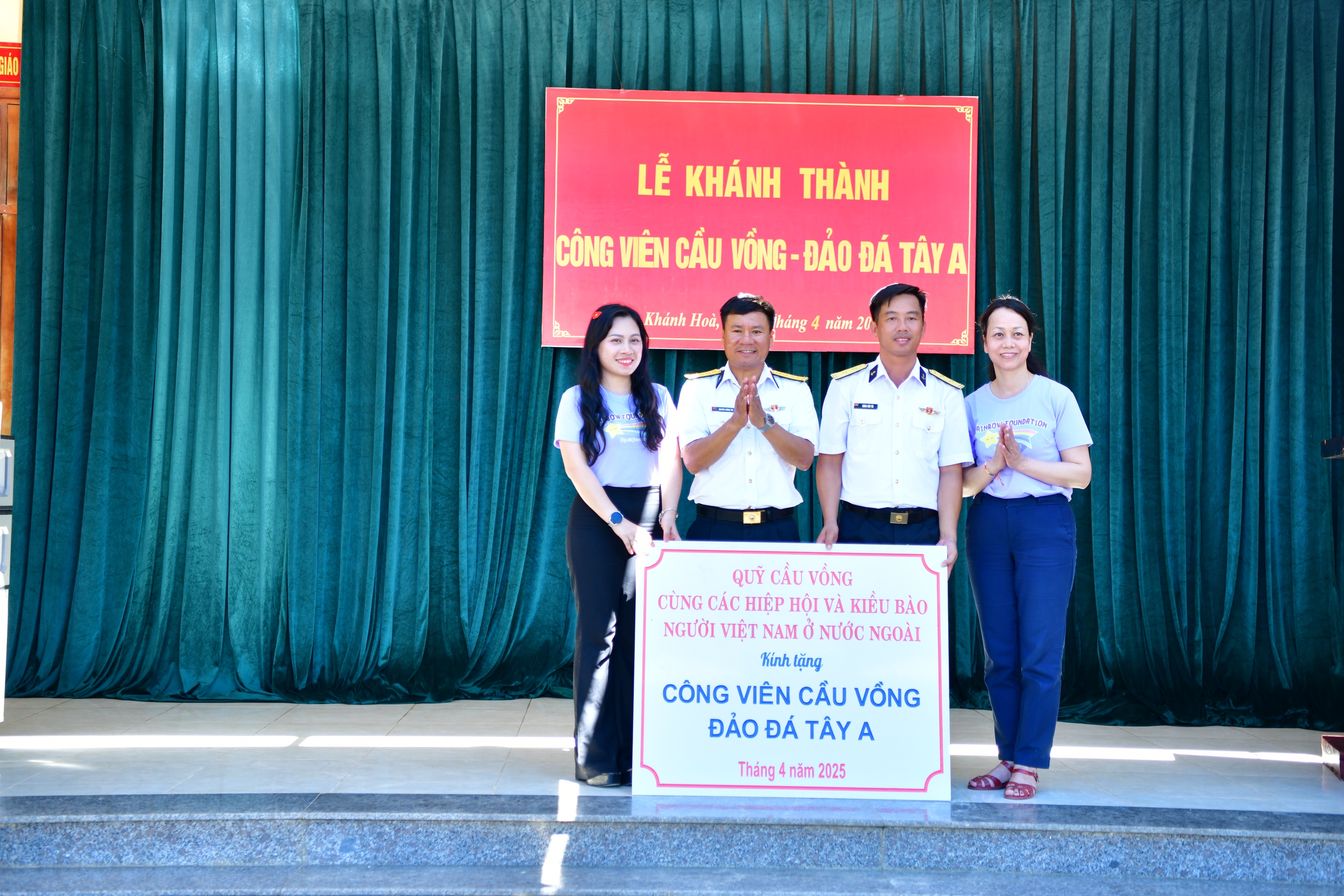 "Chuyến tàu Đại đoàn kết" đưa kiều bào thăm Trường Sa, Nhà giàn DK-I- Ảnh 5. "Chuyến tàu Đại đoàn kết" đưa kiều bào thăm Trường Sa, Nhà giàn DK-I- Ảnh 5.