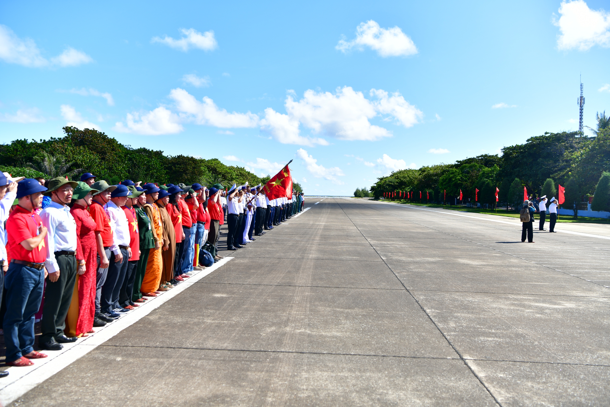 "Chuyến tàu Đại đoàn kết" đưa kiều bào thăm Trường Sa, Nhà giàn DK-I- Ảnh 7. "Chuyến tàu Đại đoàn kết" đưa kiều bào thăm Trường Sa, Nhà giàn DK-I- Ảnh 7.