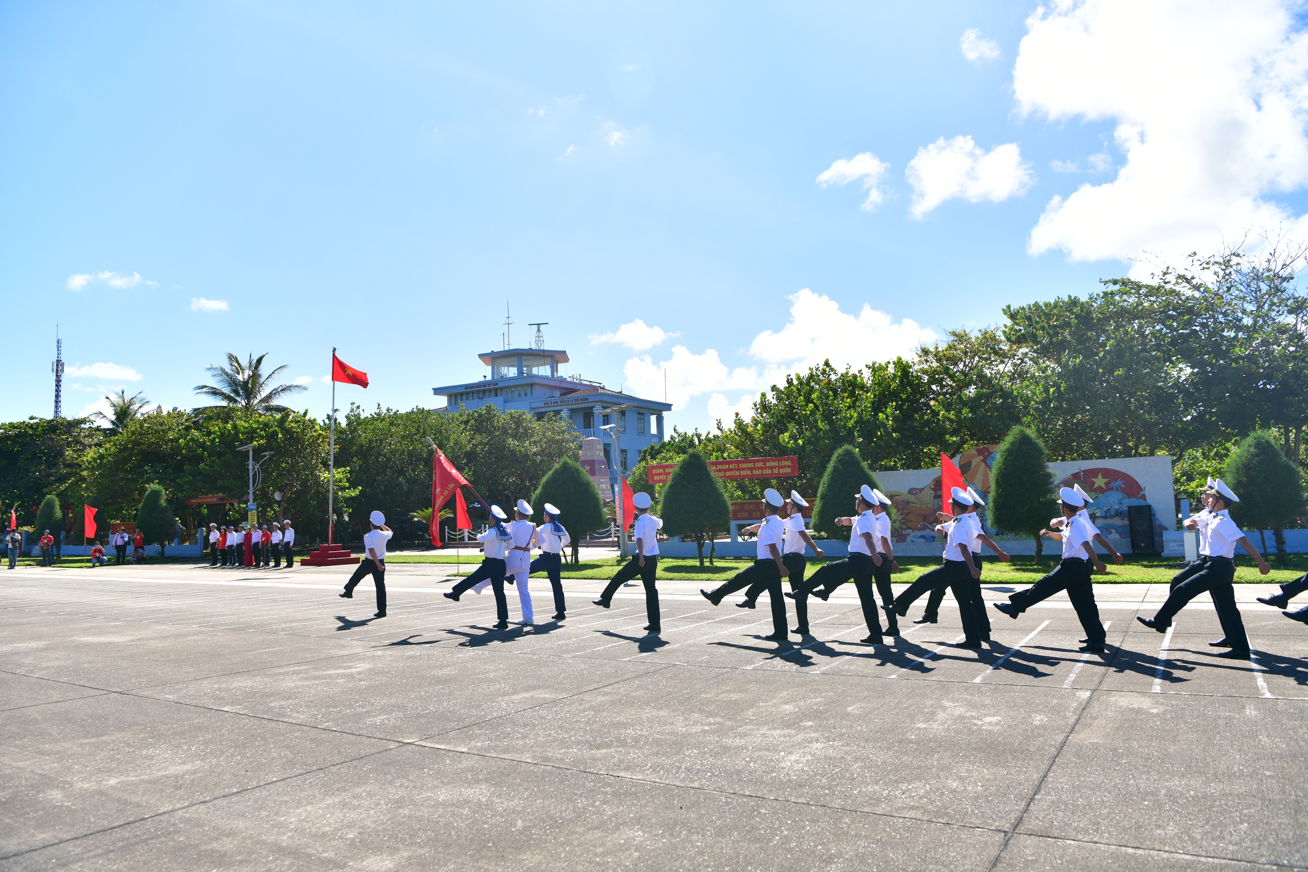 "Chuyến tàu Đại đoàn kết" đưa kiều bào thăm Trường Sa, Nhà giàn DK-I- Ảnh 8. "Chuyến tàu Đại đoàn kết" đưa kiều bào thăm Trường Sa, Nhà giàn DK-I- Ảnh 8.