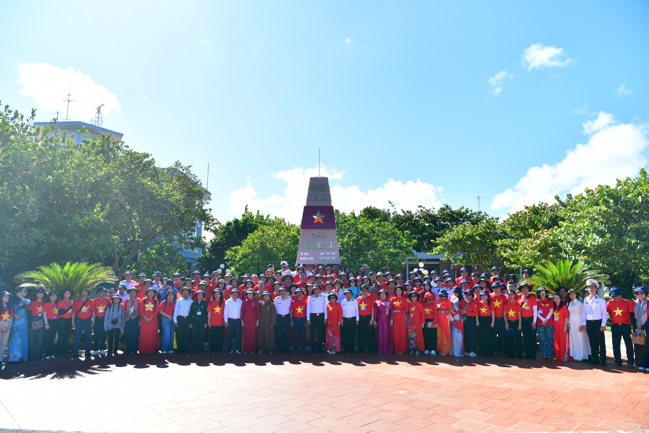 "Chuyến tàu Đại đoàn kết" đưa kiều bào thăm Trường Sa, Nhà giàn DK-I- Ảnh 9. "Chuyến tàu Đại đoàn kết" đưa kiều bào thăm Trường Sa, Nhà giàn DK-I- Ảnh 9.